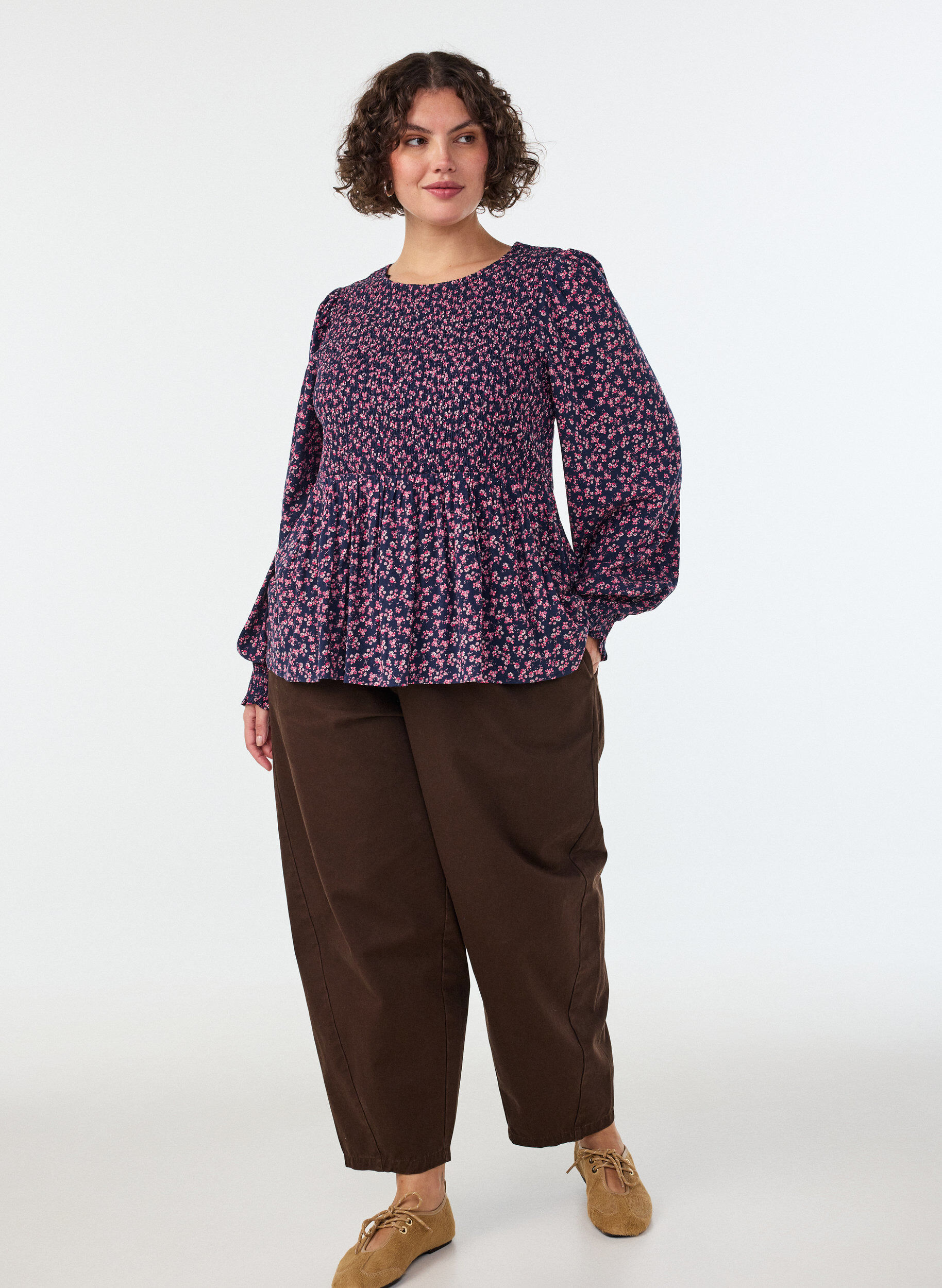 Bluse mit gesmoktem Oberteil und gebl&uuml;mtem Print, Blau, Model
