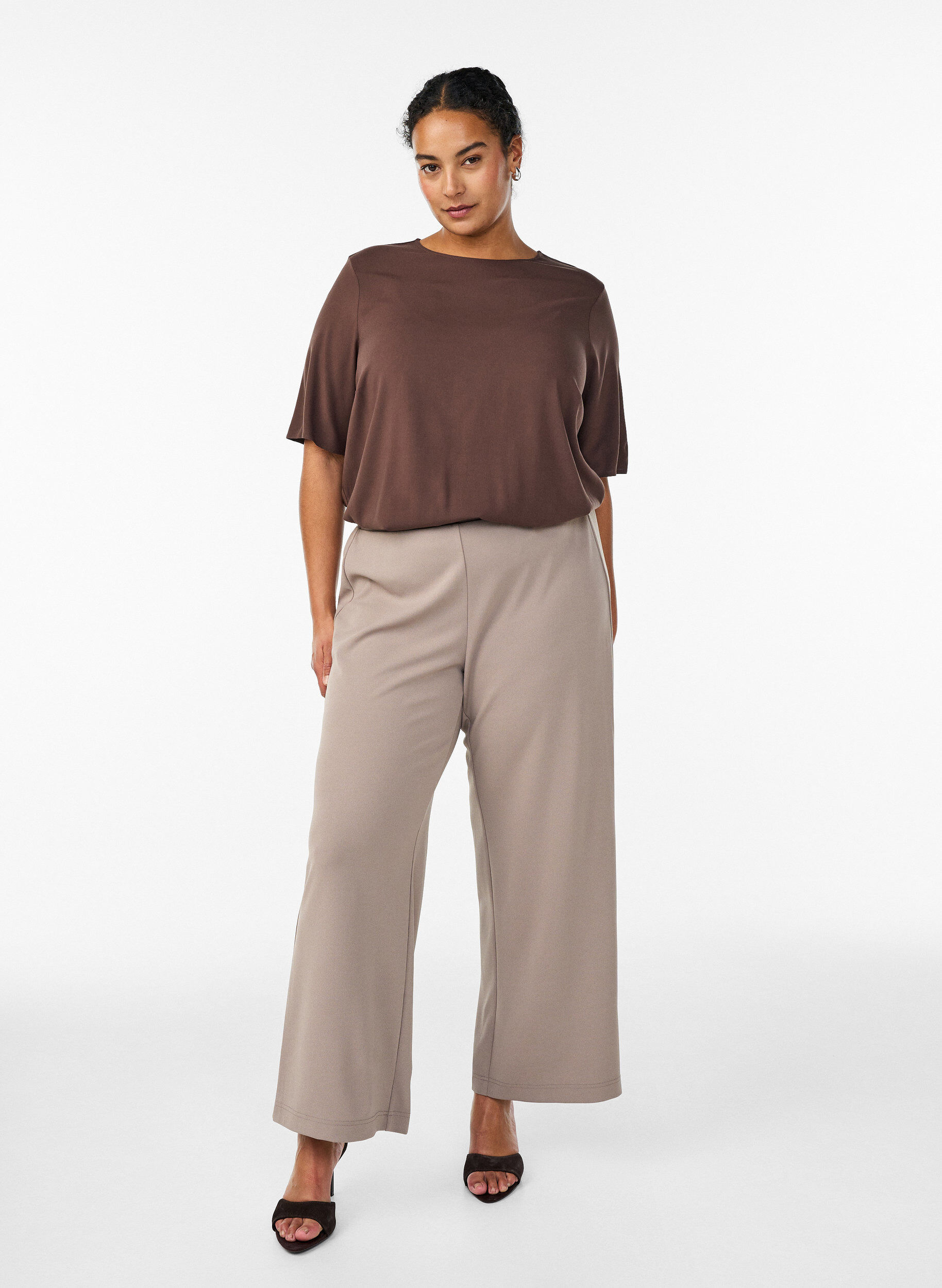 Zizzi Kurz&auml;rmelige, gewebte Bluse mit Rundhals, Braun, Model image number 1