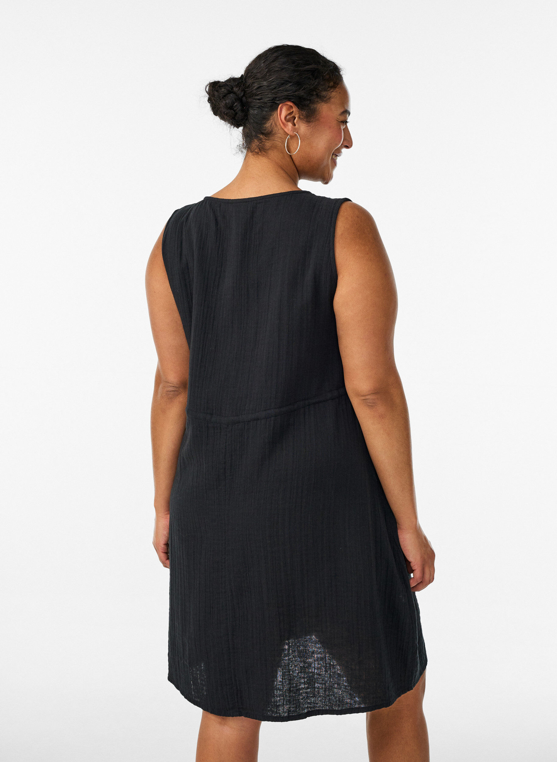 Zizzi &Auml;rmelloses Kleid aus Baumwoll-Musselin mit Bindeband, Schwarz, Model image number 2