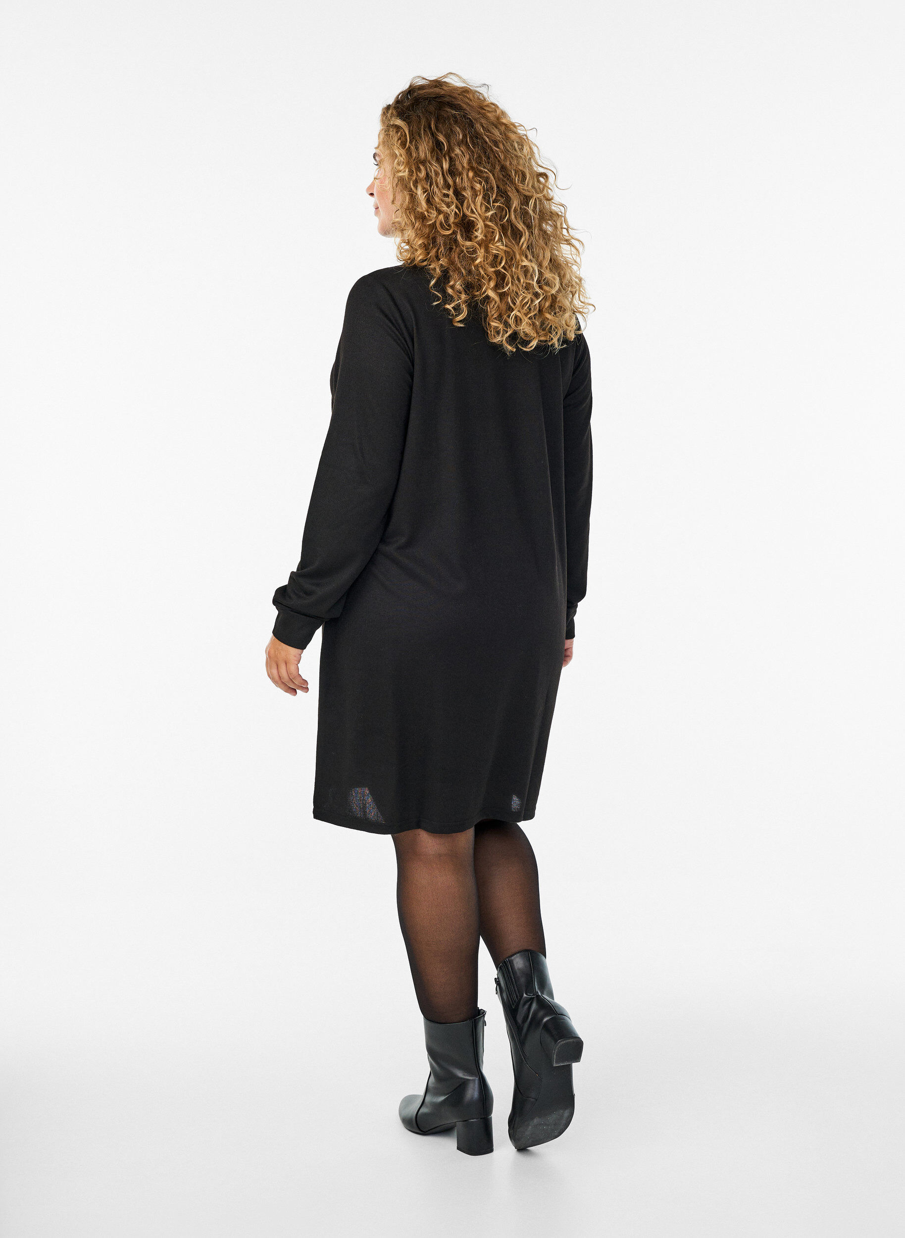 Zizzi Kurzes Polokleid mit Kn&ouml;pfen und langen &Auml;rmeln, Schwarz, Model image number 2