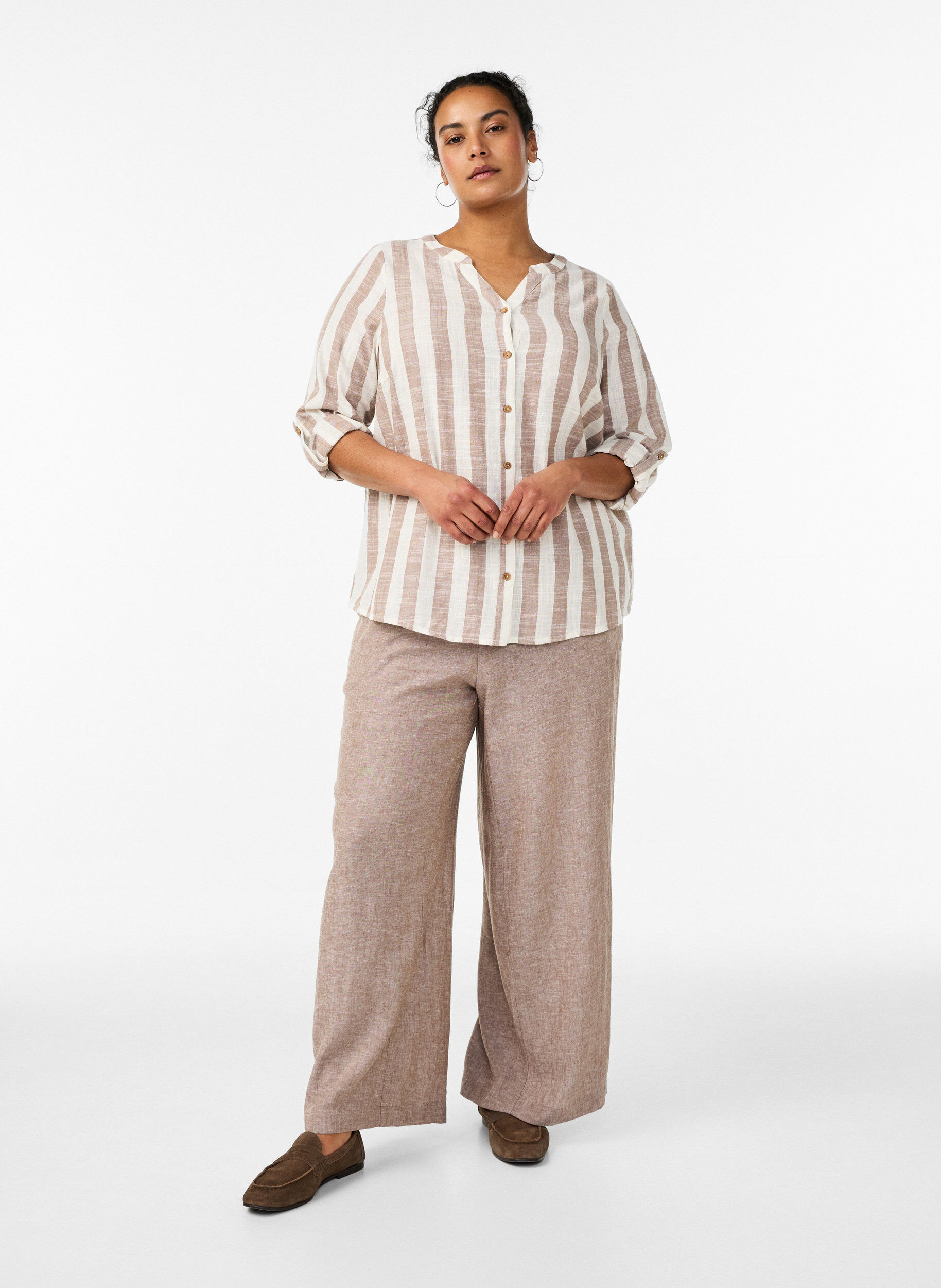 ZizziHemdbluse aus Baumwolle mit V-Ausschnitt, Beige, Model image number 1