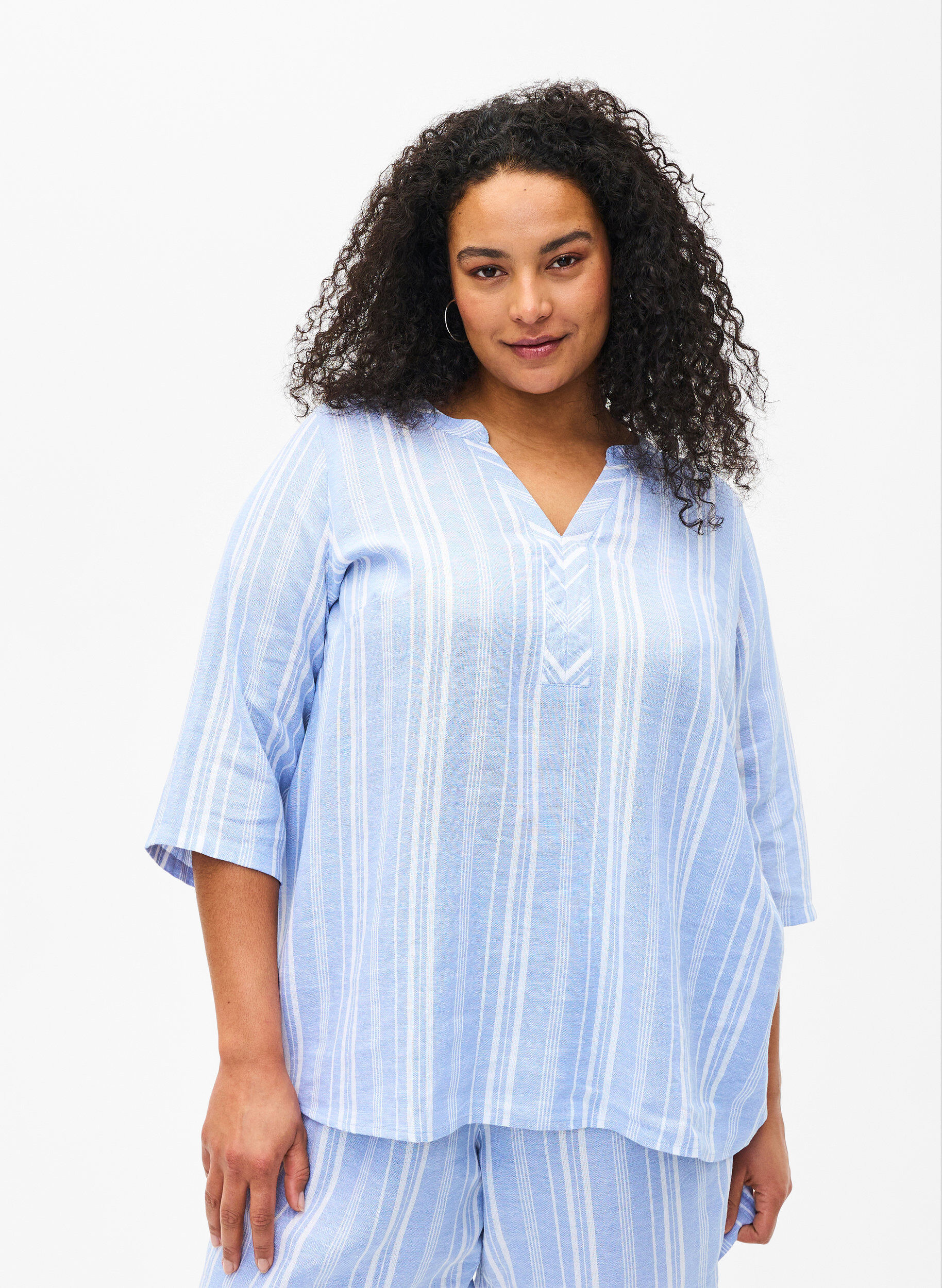 Zizzi Gestreifte Bluse aus einer Leinen-Viskose-Mischung, Blau, Model image number 0