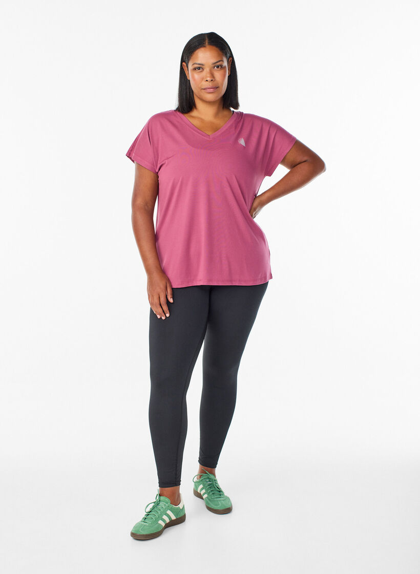 Lockeres Trainings-T-Shirt mit V-Ausschnitt, Rot, Model image number 1