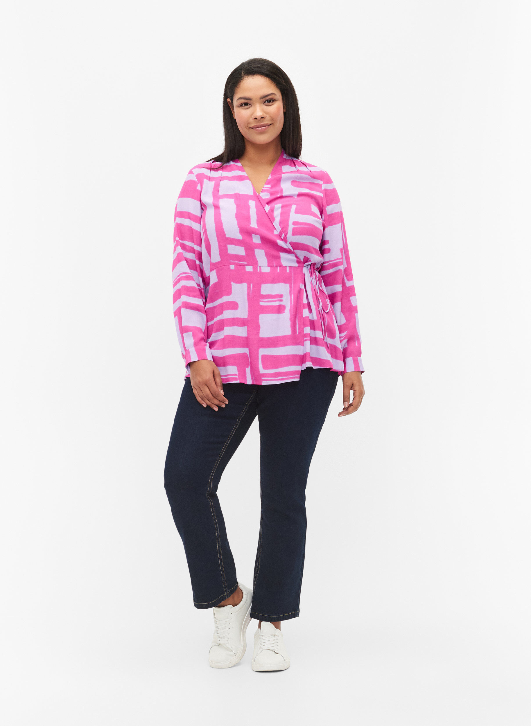 Zizzi Bedruckte Wickelbluse aus Viskose, Rose Violet AOP, Model image number 2