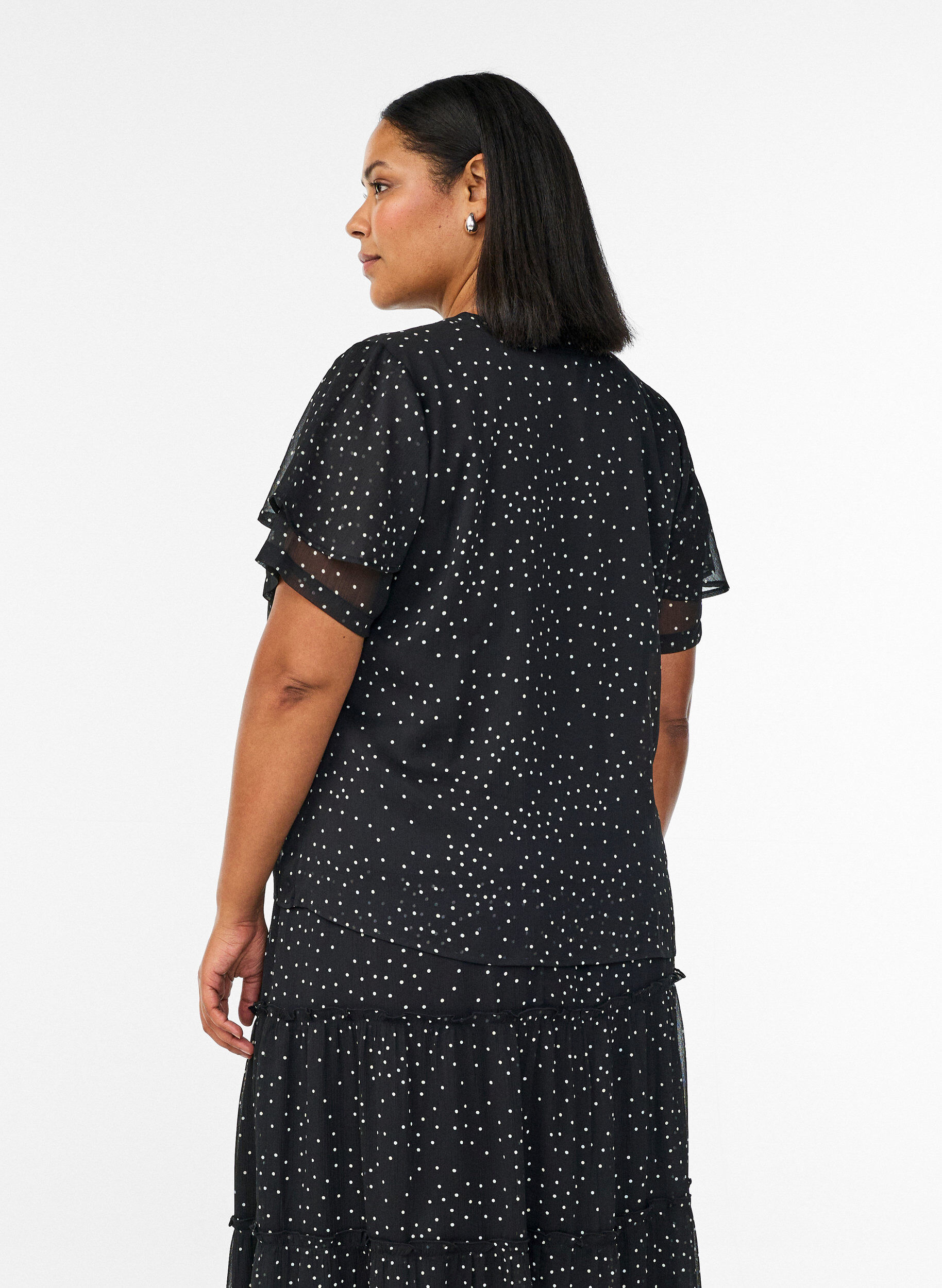 Zizzi Chiffonbluse mit Polka Dots und Volant&auml;rmeln, Schwarz, Model image number 2