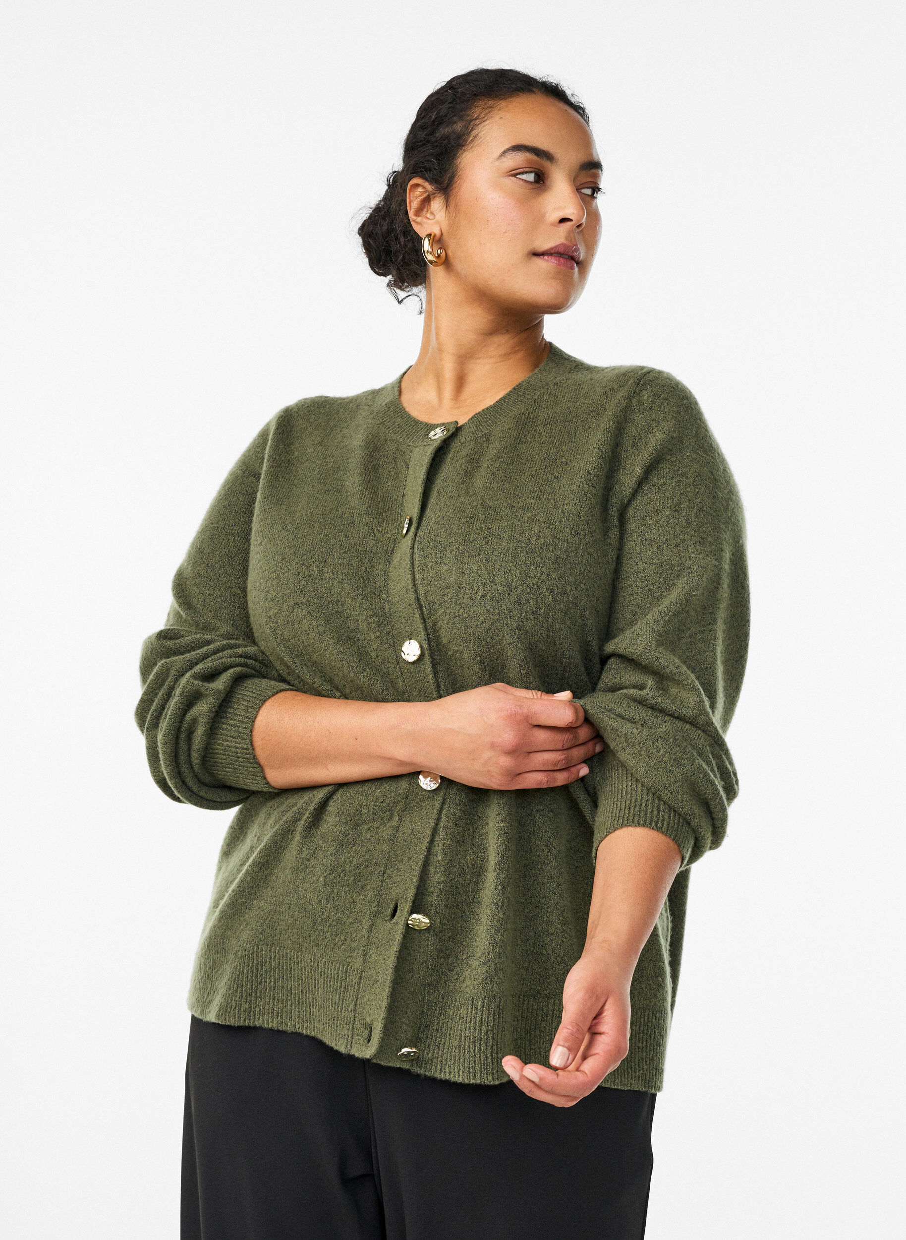 Strickjacke aus weichem Strick mit goldfarbenen Kn&ouml;pfen, Gr&uuml;n, Model