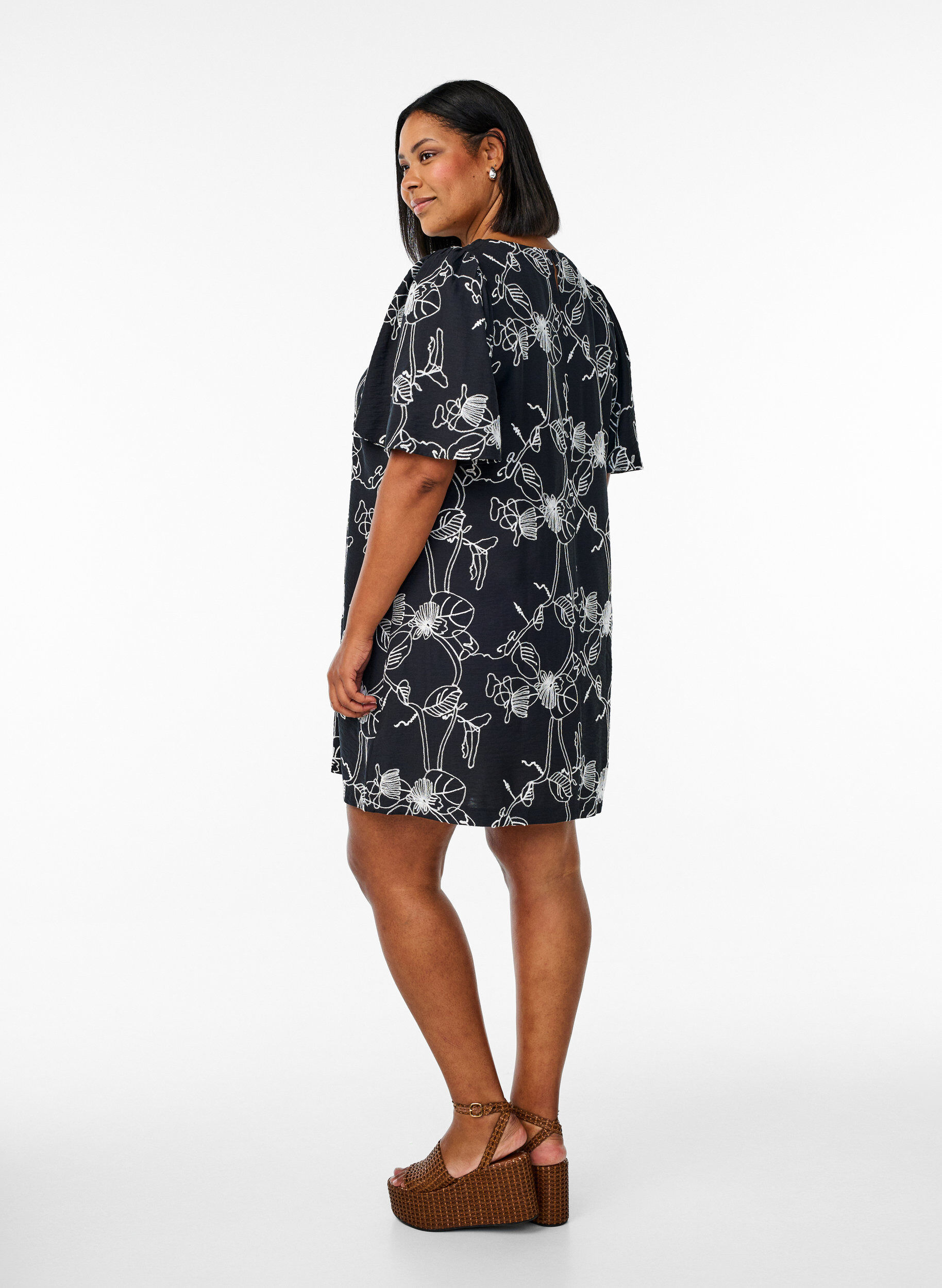 Zizzi Kurzes A-Linienkleid mit Stickmuster, Schwarz, Model image number 2