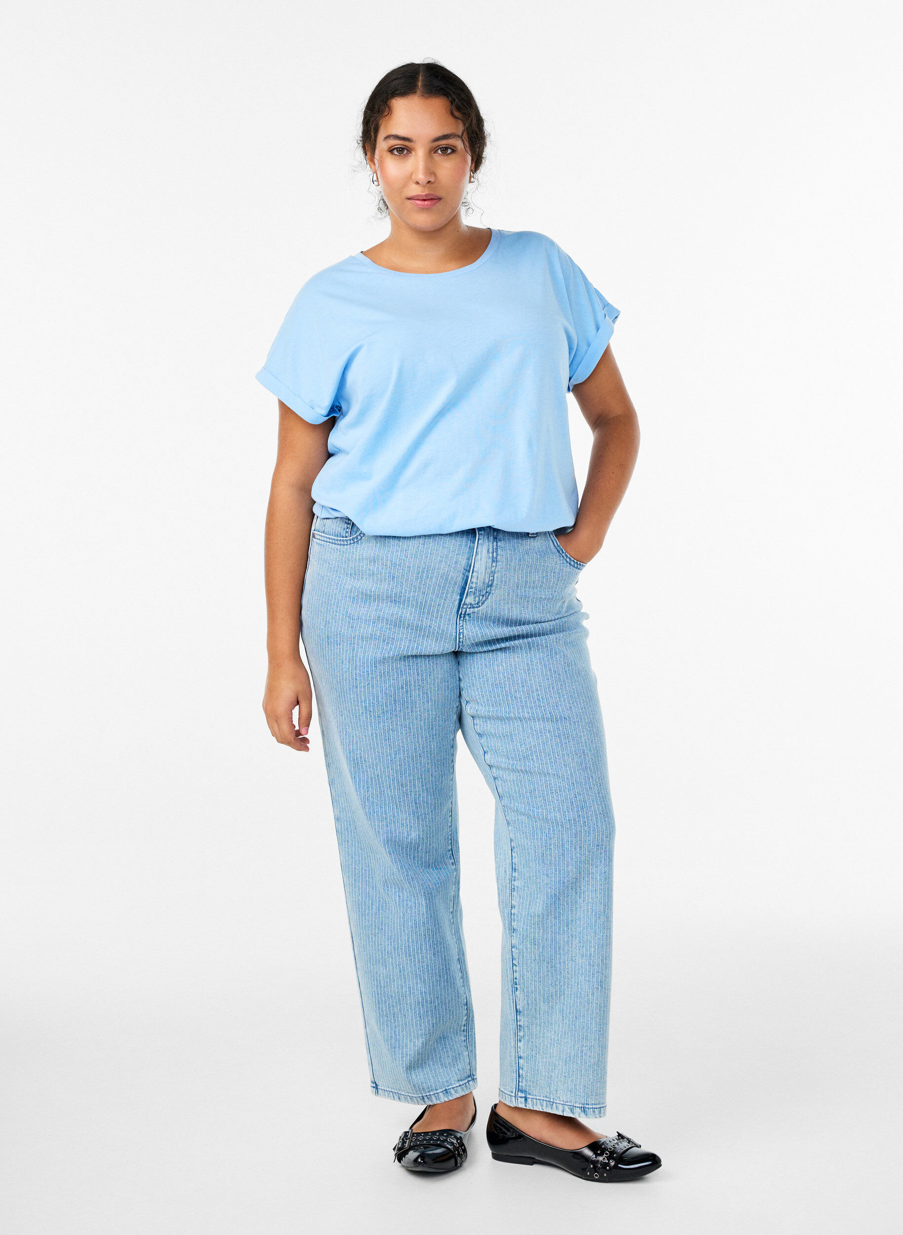 Zizzi Nadelstreifenjeans mit gerader Passform, Blau, Model image number 0