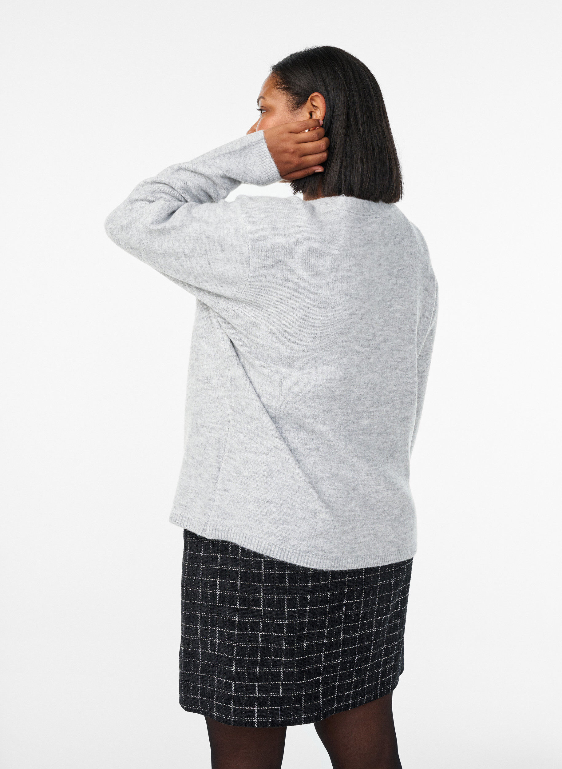 Zizzi Strickjacke mit V-Ausschnitt und aufgestickten Blumen, Grau, Model image number 2