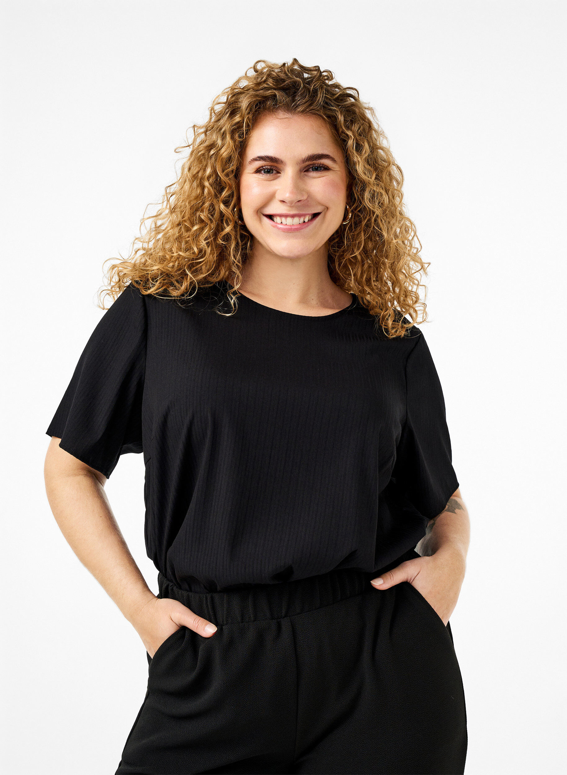 Zizzi Kurz&auml;rmelige Bluse aus Viskose mit Schleifen, Black, Model image number 0