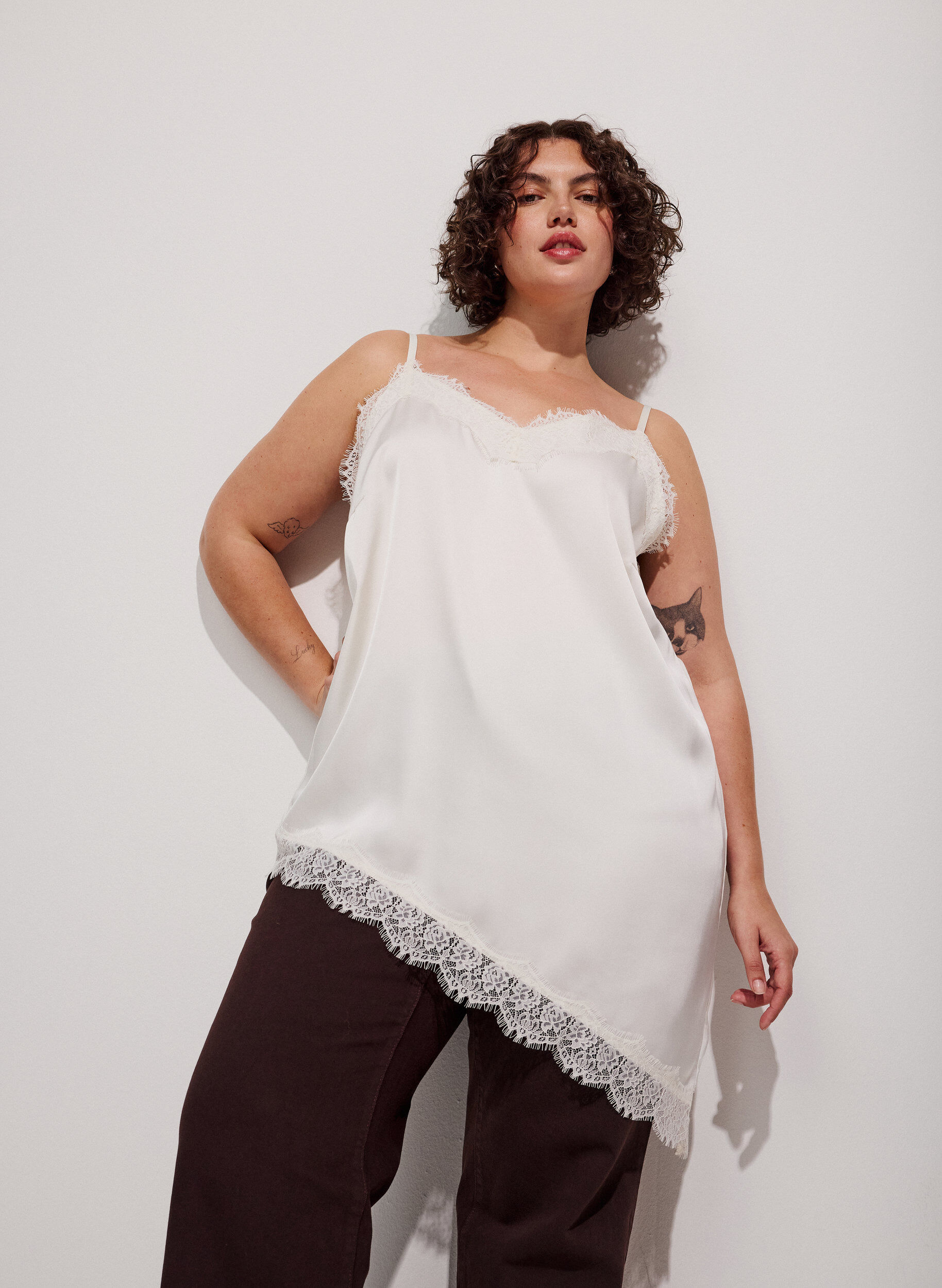 Tr&auml;gertop mit Spitze und asymmetrischem Saum, Vanille, Model