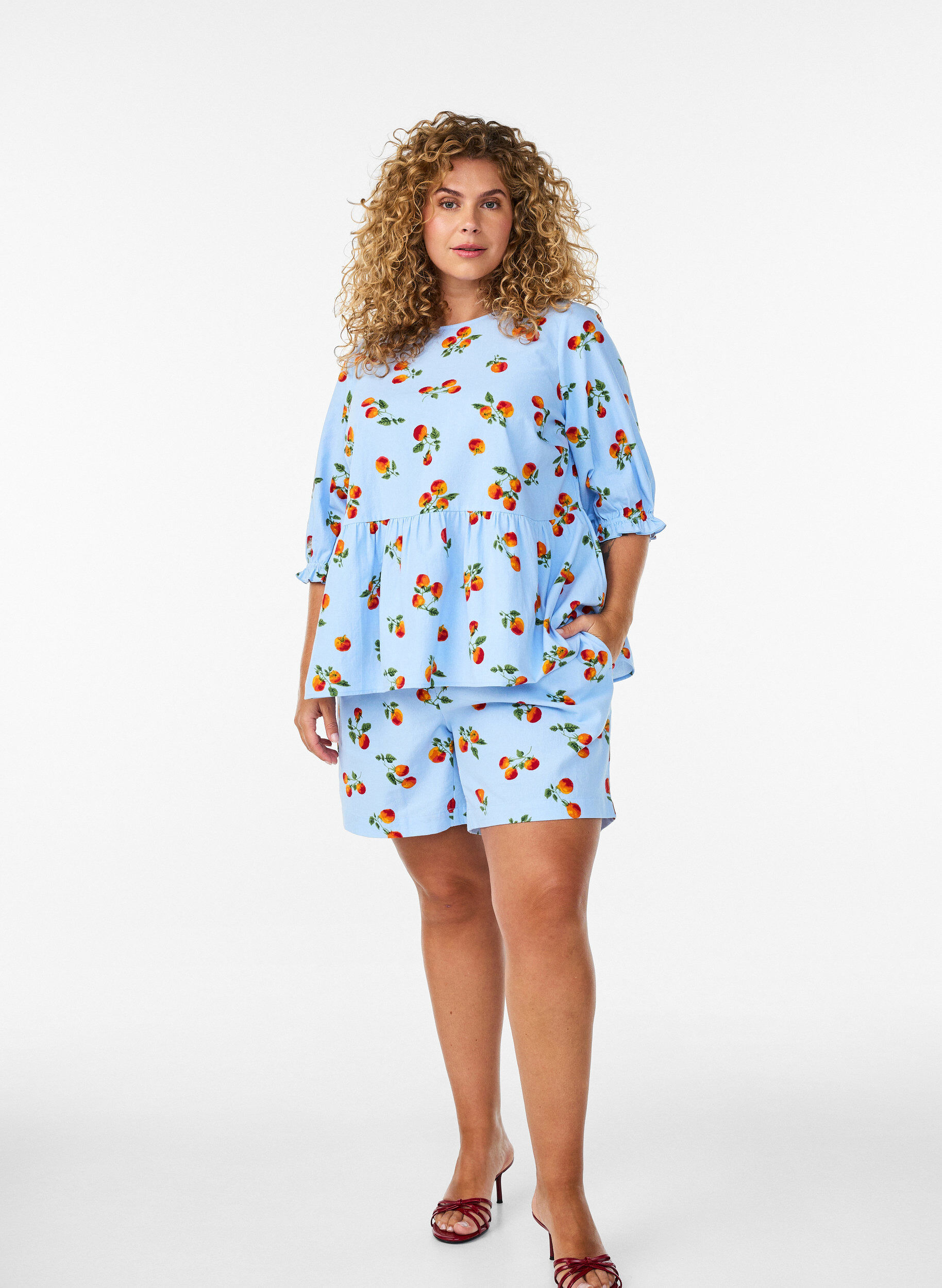 ZizziShorts aus Baumwolle mit Tomaten-Print und hoher Taille, Blau, Model image number 1