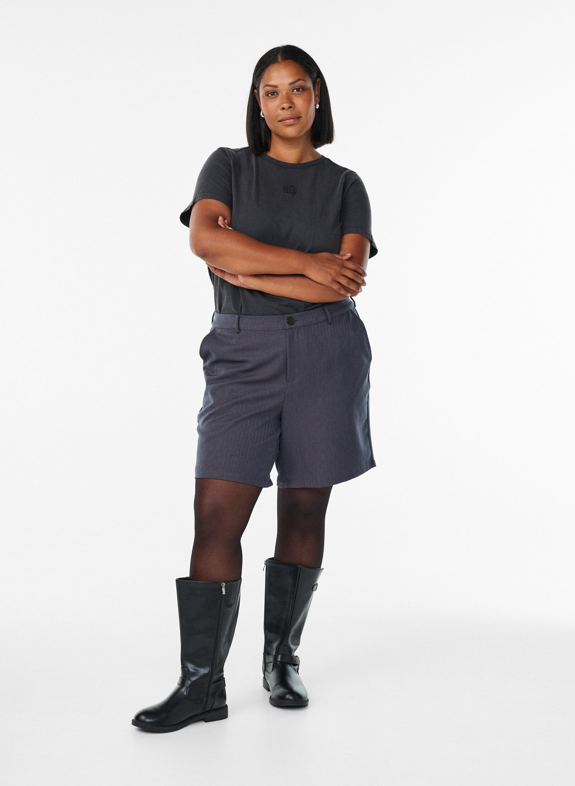 Zizzi Taillierte Bermudashorts mit Taschen, Grau, Model image number 1