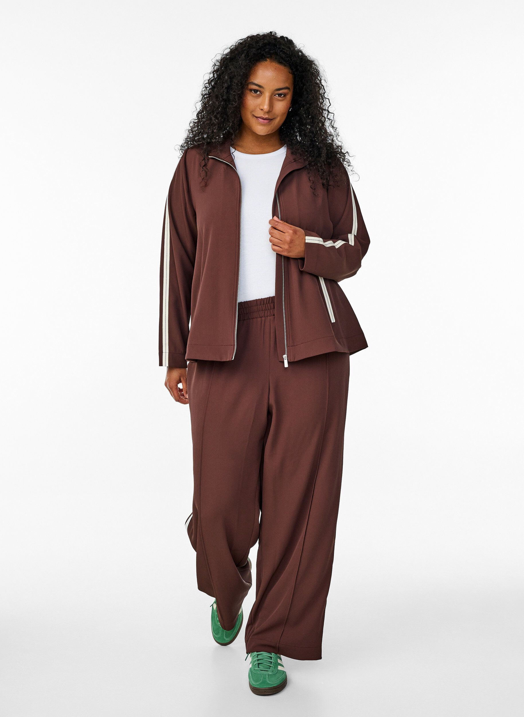 Zizzi Trainingsjacke mit sportlichen Details und Rei&szlig;verschluss, Braun, Model image number 1