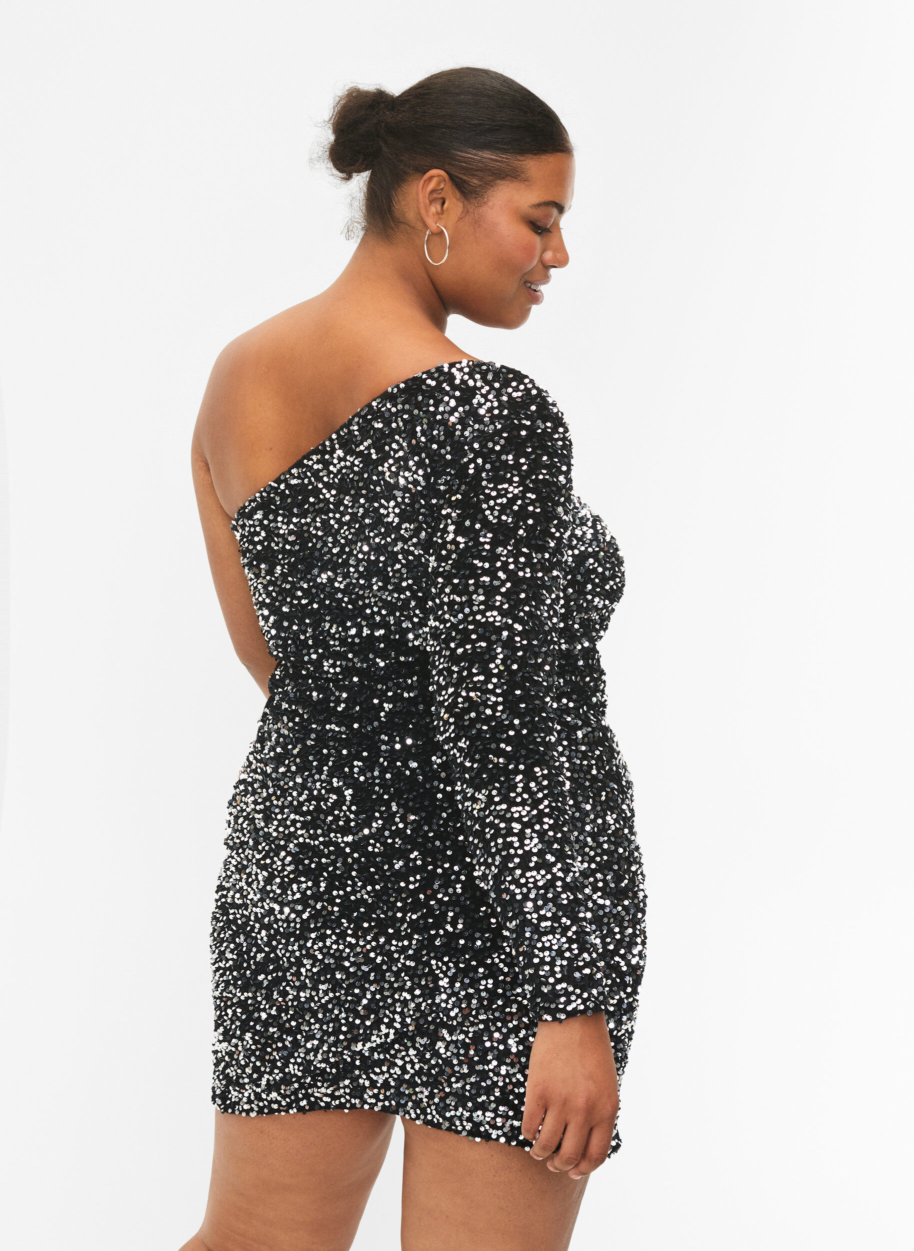 Zizzi Kurzes One-Shoulder-Kleid mit Pailletten, Black/Silver Sequins, Model image number 1