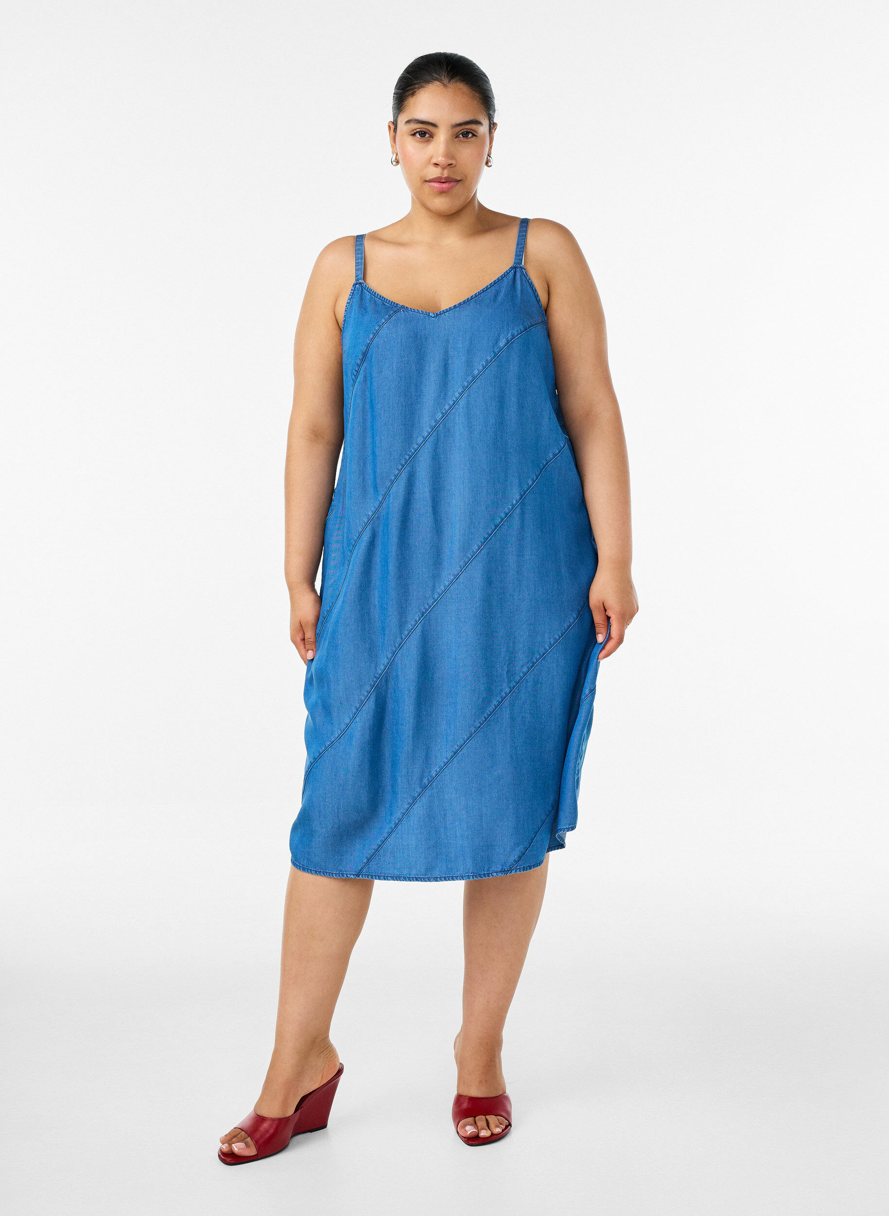 ZizziKleid in Denim-Optik aus TENCEL&trade; Lyocell mit Tr&auml;gern, Blau, Model image number 1