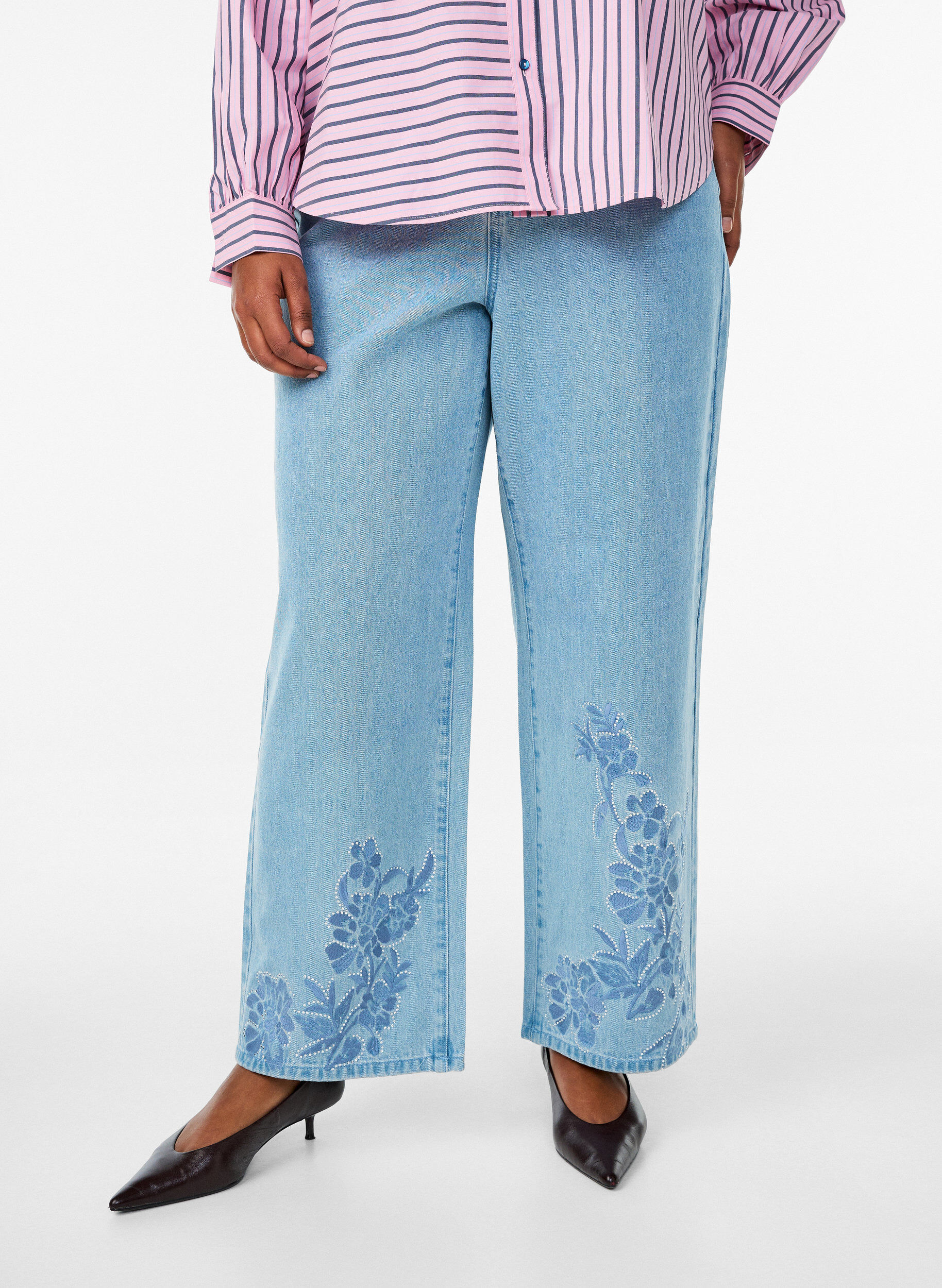 Zizzi Myra Jeans mit weiter Passform und Blumendetails, Blau, Model image number 2