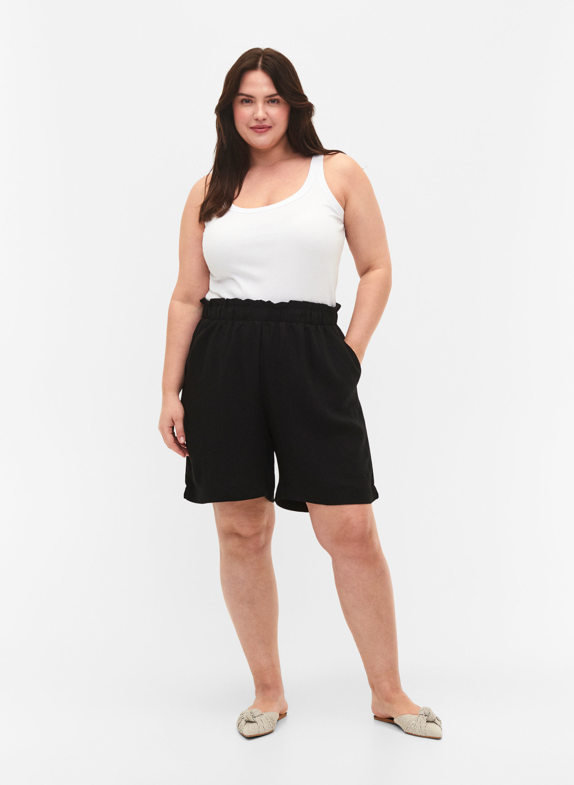 Zizzi Lockere kurze Hose aus Viskose, Black, Model image number 3