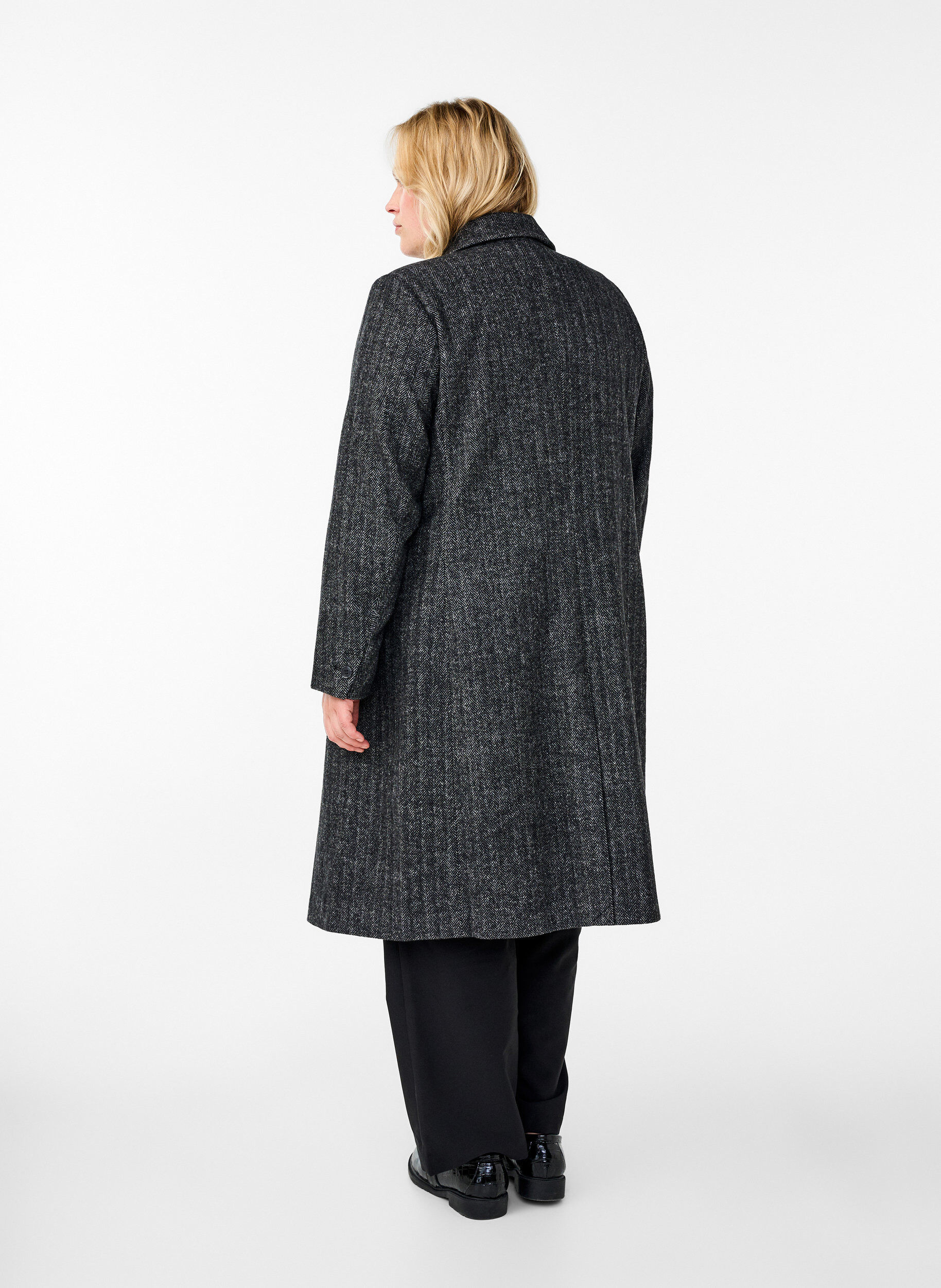 Zizzi Langer Wollmantel mit Fischgr&auml;tenmuster, Dark Grey Melange, Model image number 1