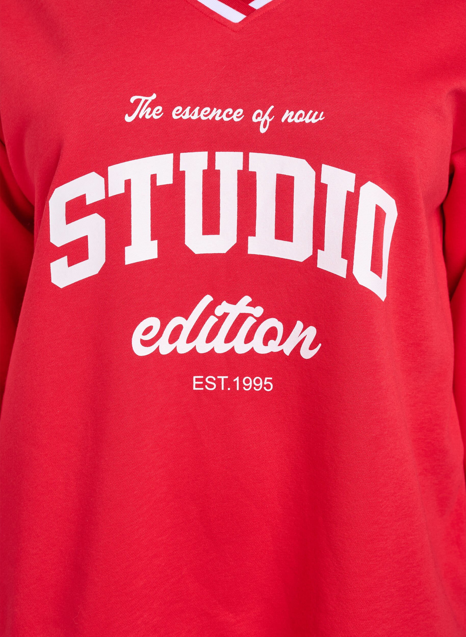 Zizzi Sweatshirt mit V-Ausschnitt und Textprint, Rot, Packshot image number 2