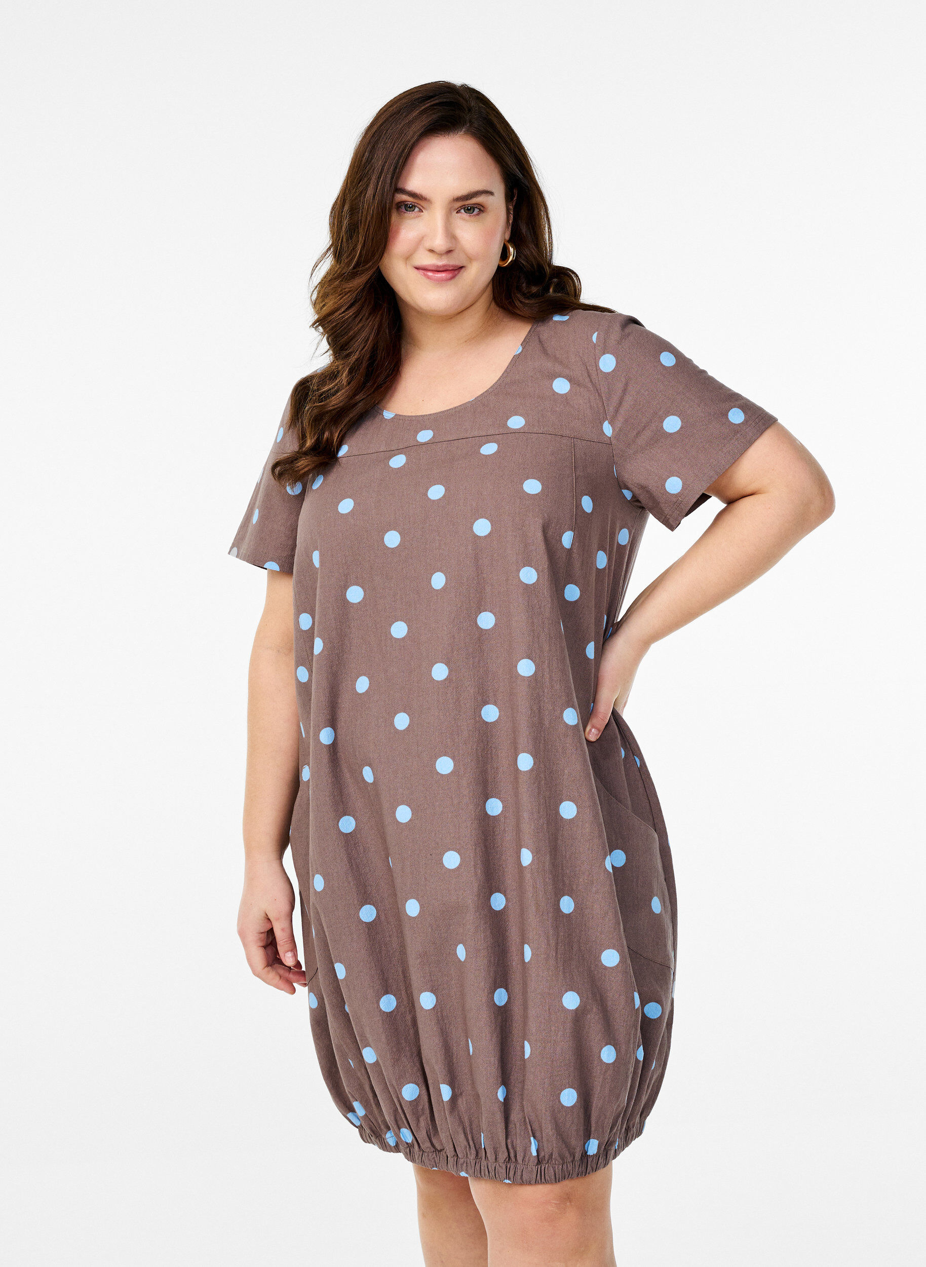 Kurz&auml;rmliges Baumwollkleid mit Aufdruck, Blau, Model