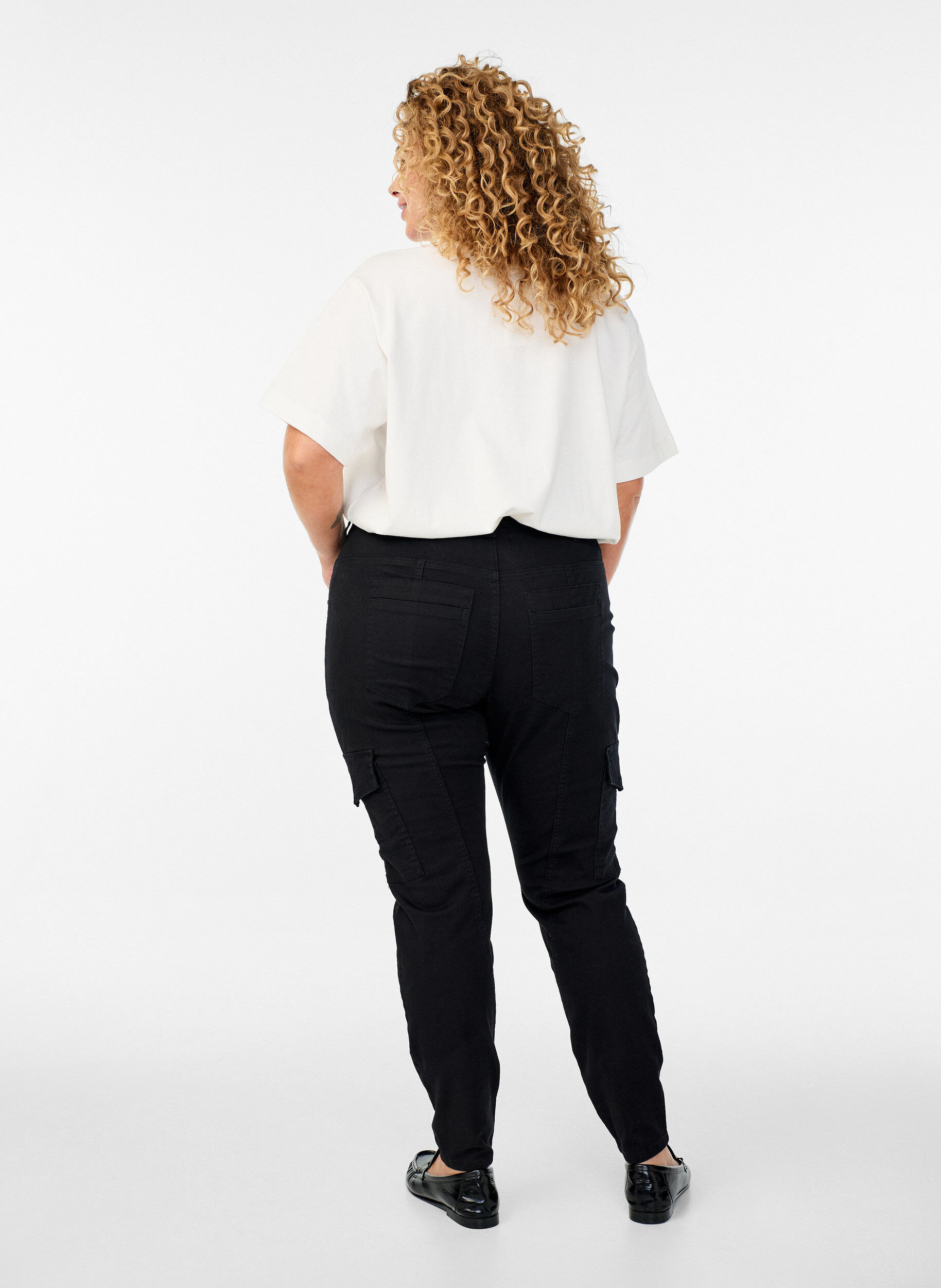 Zizzi Slim fit Hose mit Cargotaschen, Schwarz, Model image number 1