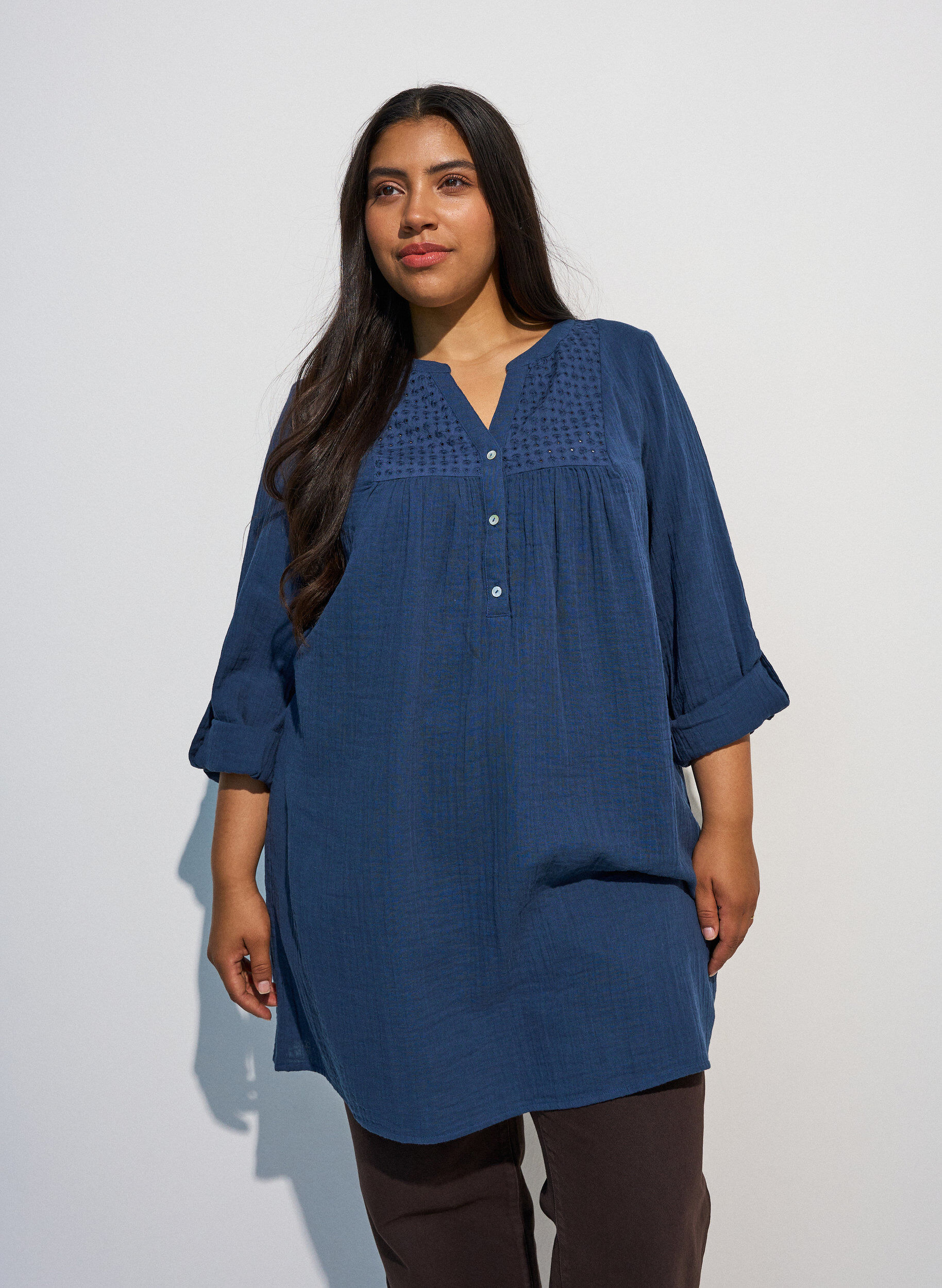 ZizziTunika aus Baumwollmusselin mit Broderie Anglaise, Blau, Model image number 0
