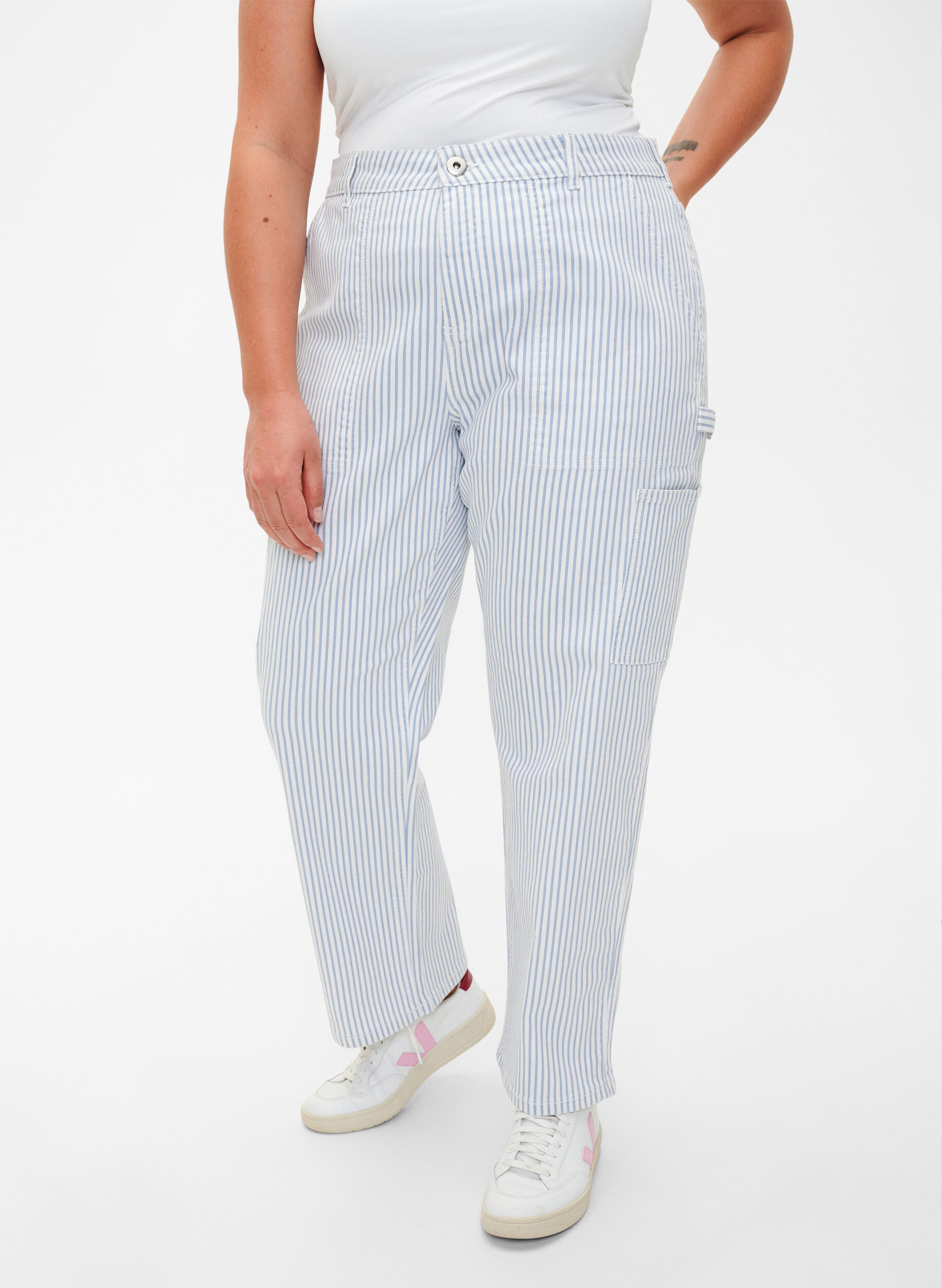 Zizzi Gestreifte Cargo-Jeans mit gerader Passform, Blue White Stripe, Model image number 2