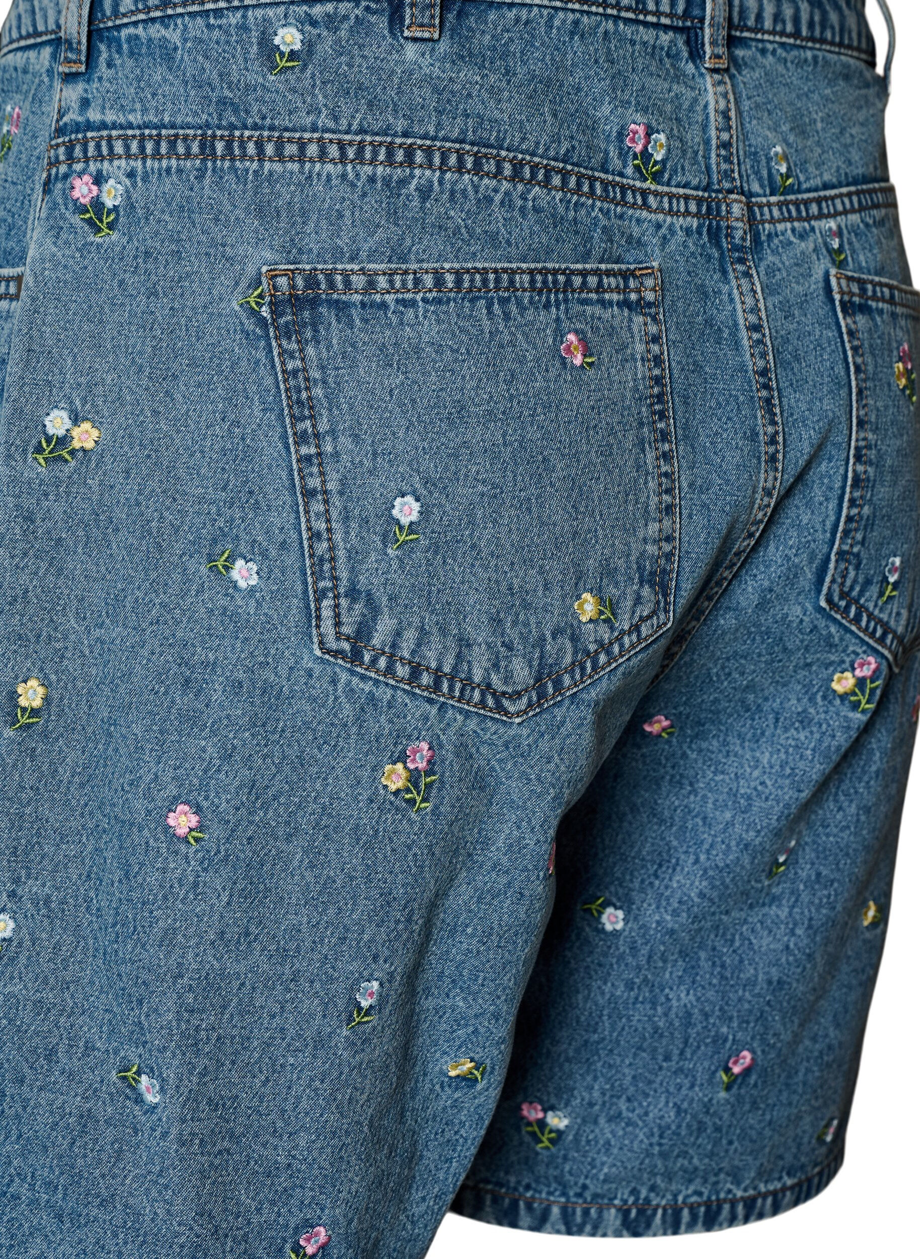 Zizzi Shorts aus Denim mit bestickten Blumen, Blau, Packshot image number 3