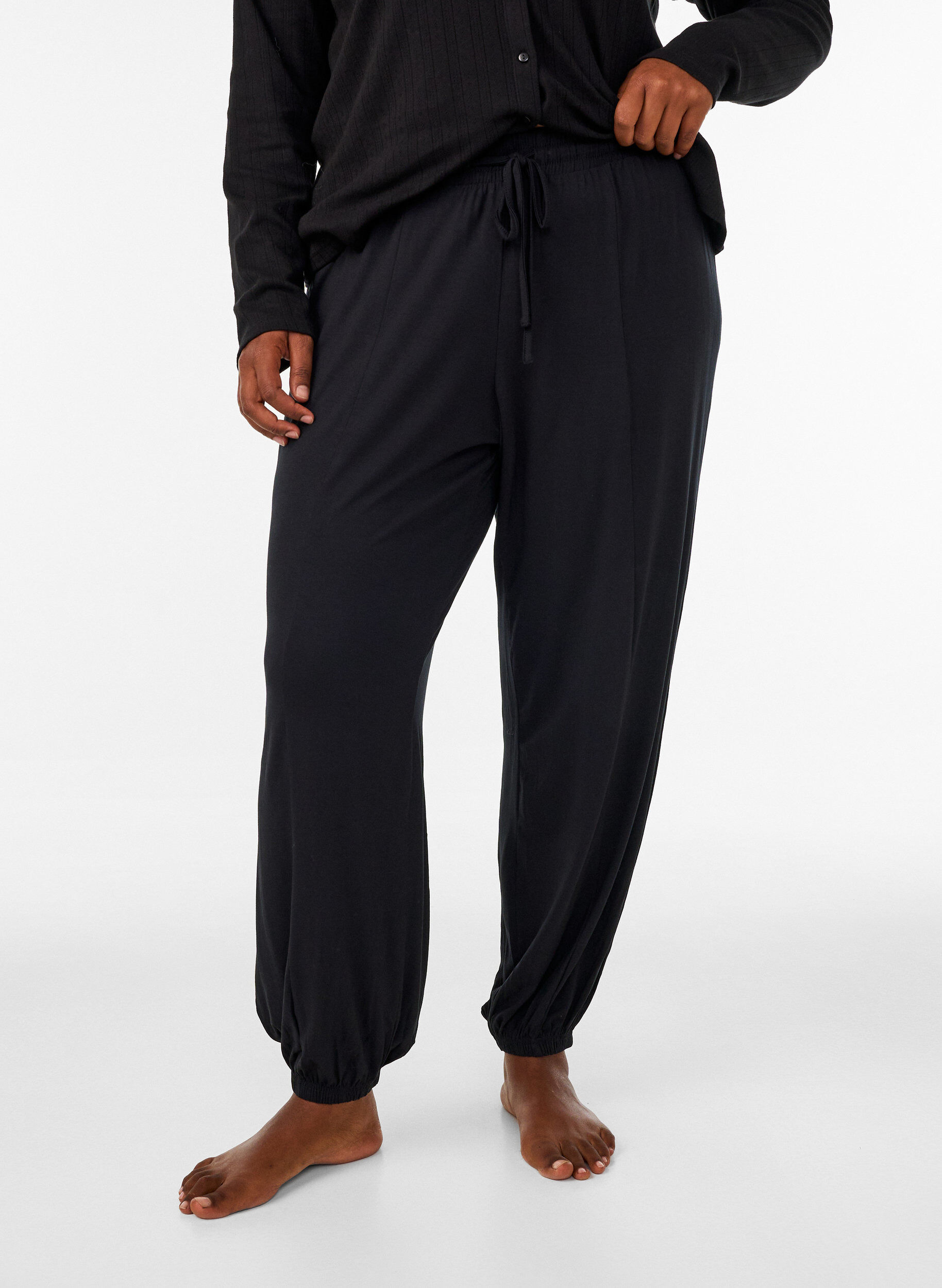 Hoch taillierte Ballonhose aus Jersey, Schwarz, Model