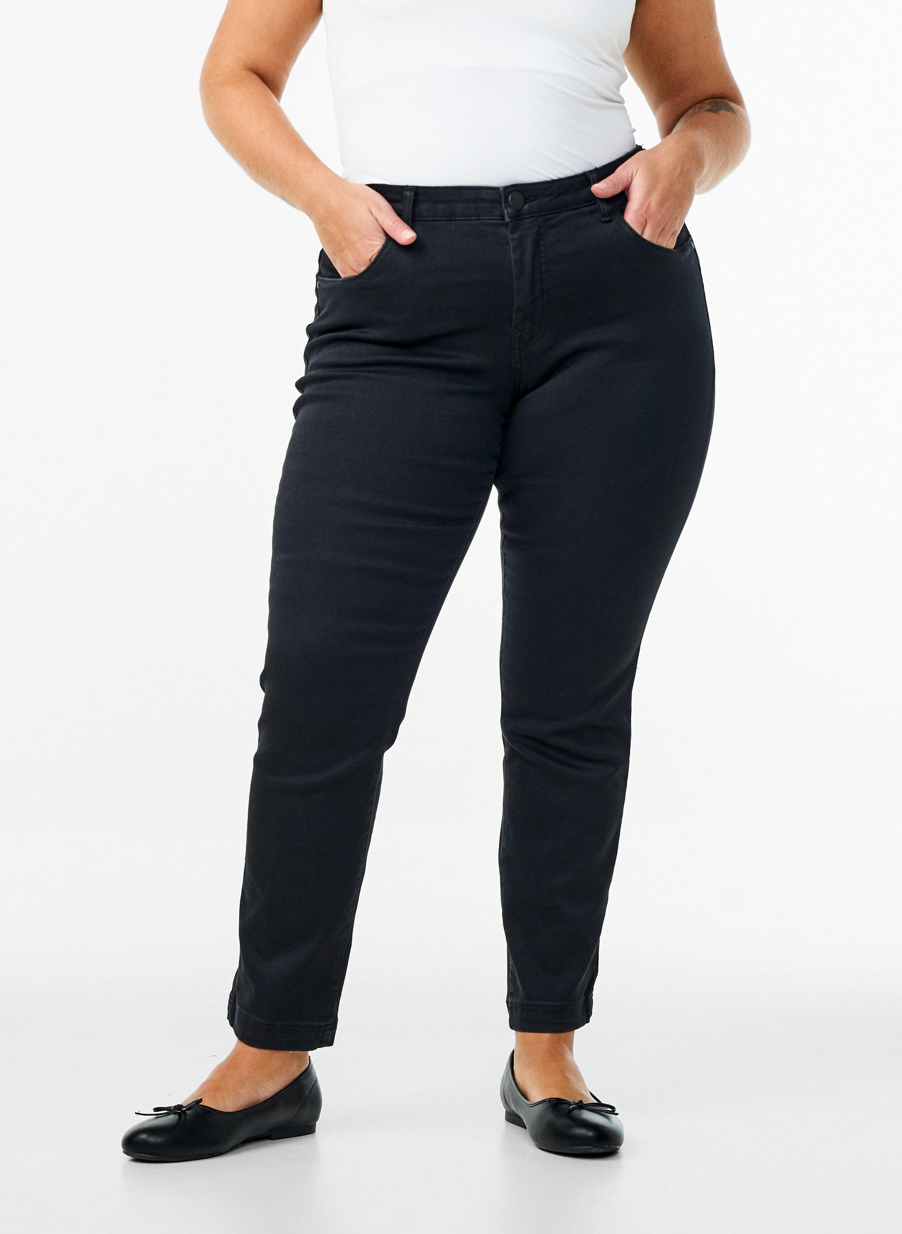 Zizzi Slim Fit Emily Jeans mit normaler Taillenh&ouml;he, Schwarz, Model image number 2