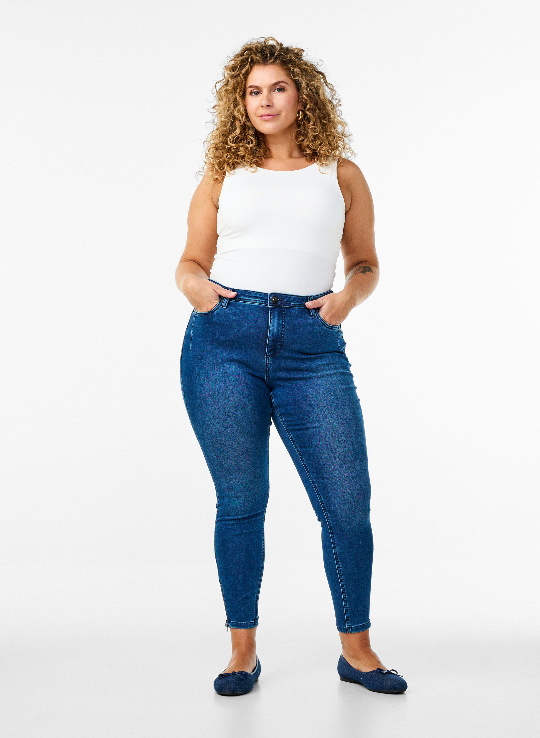 Cropped Amy Jeans mit Rei&szlig;verschluss, Blau, Model
