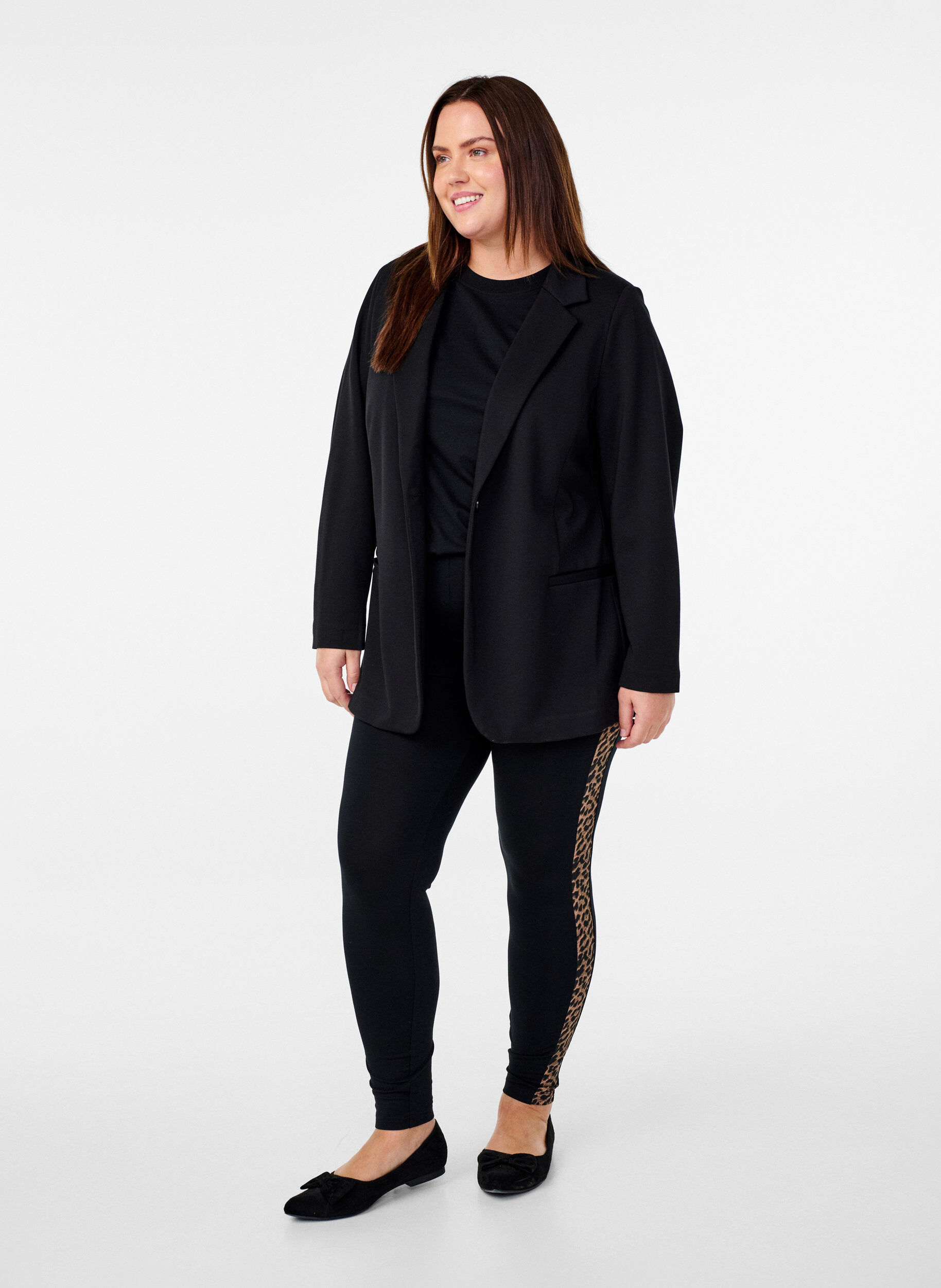 Zizzi Leggings aus Viskose mit Leopardenstreifen, Black W. Leo, Model image number 2
