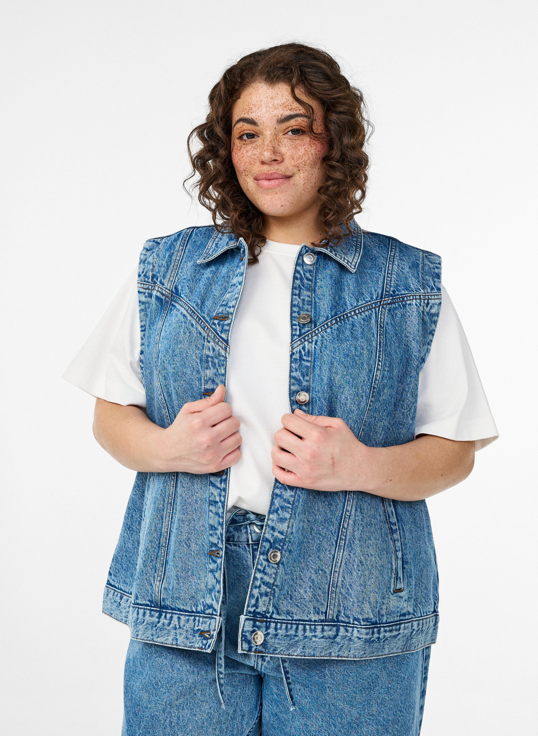 Zizzi Jeansjacke mit abnehmbaren &Auml;rmeln, Blau, Model image number 3