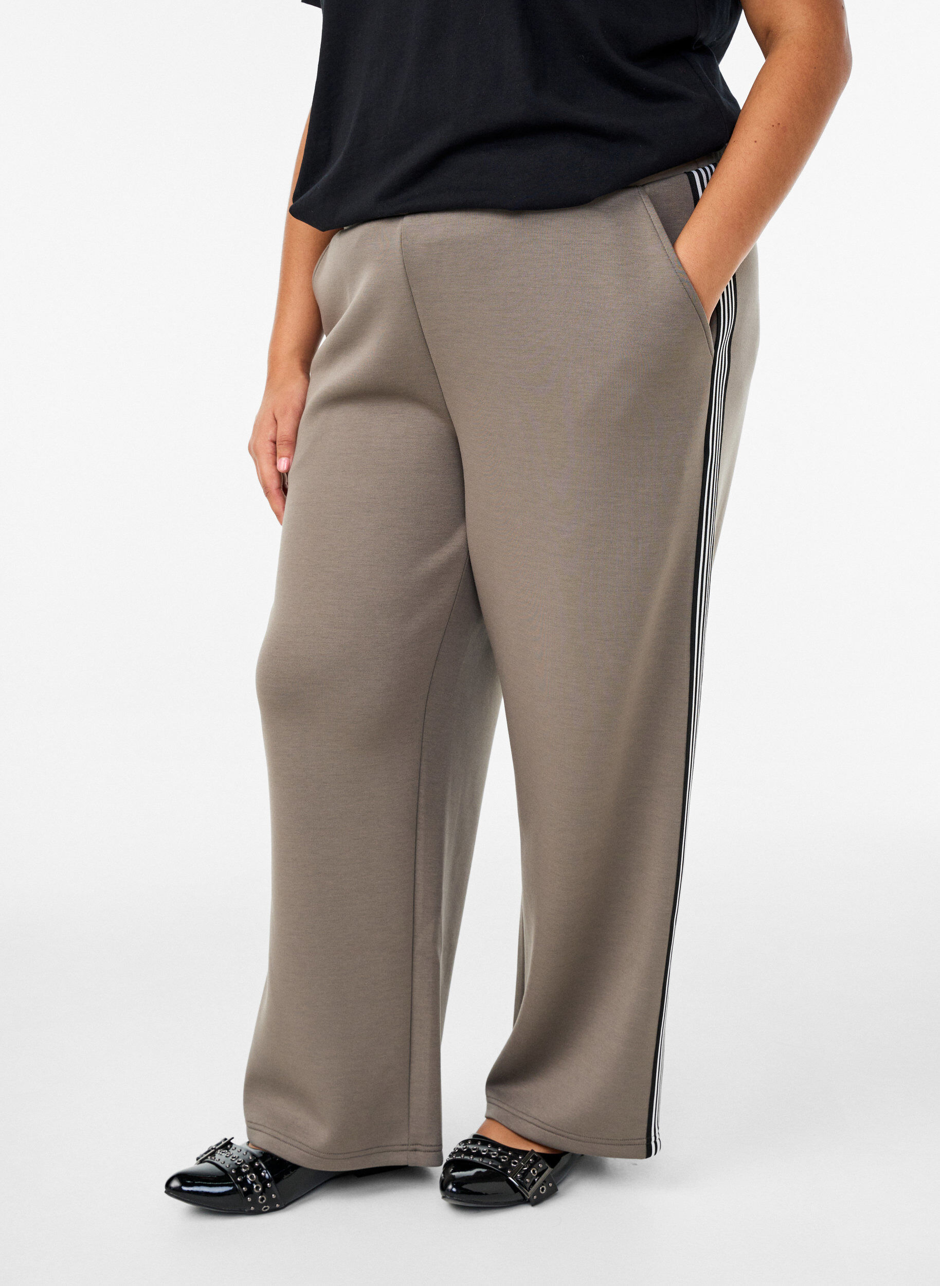 Zizzi Hose mit Seitenstreifen, Beige, Model image number 2