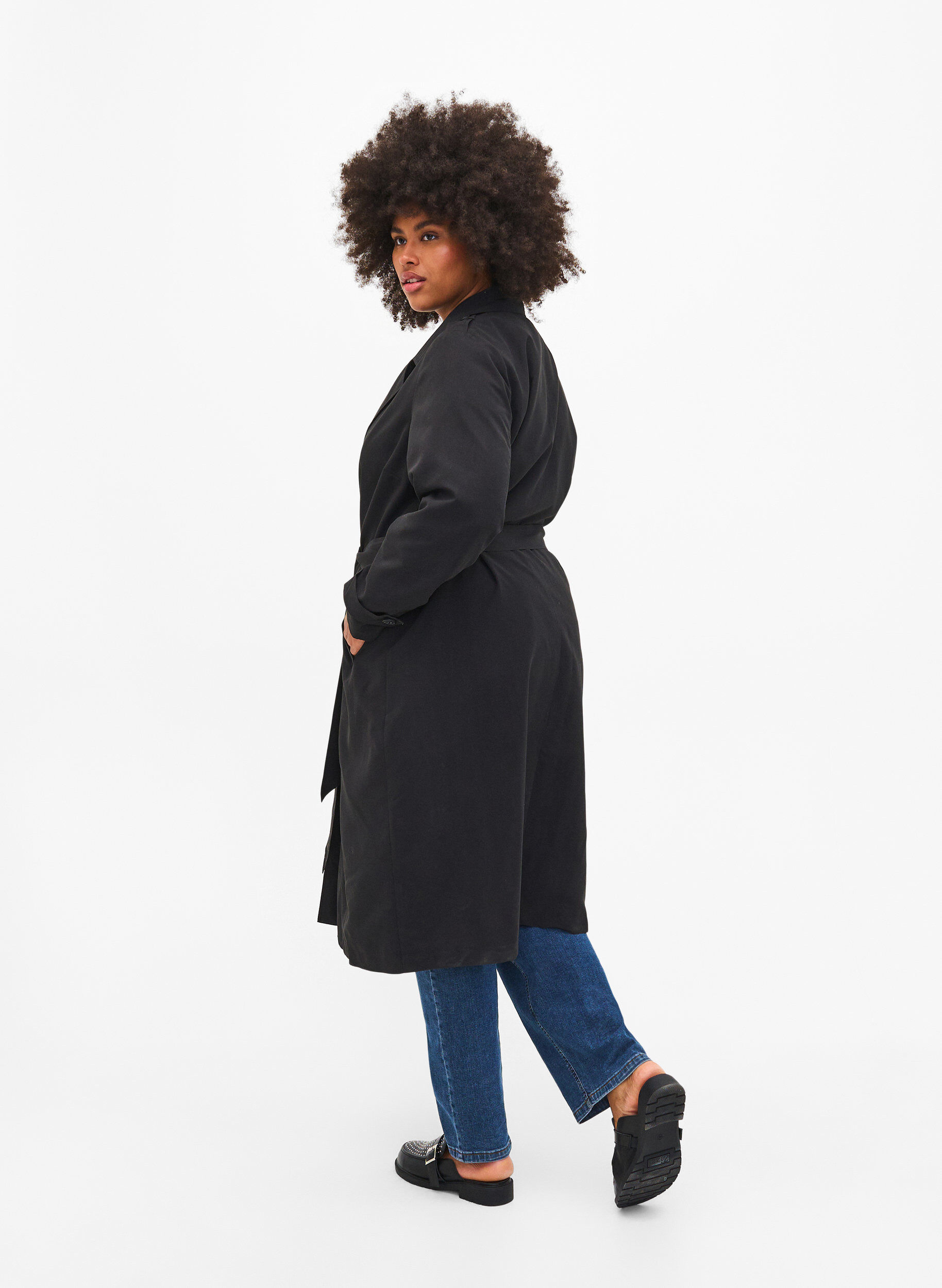 Zizzi Langer Trenchcoat mit G&uuml;rtel, Black, Model image number 1