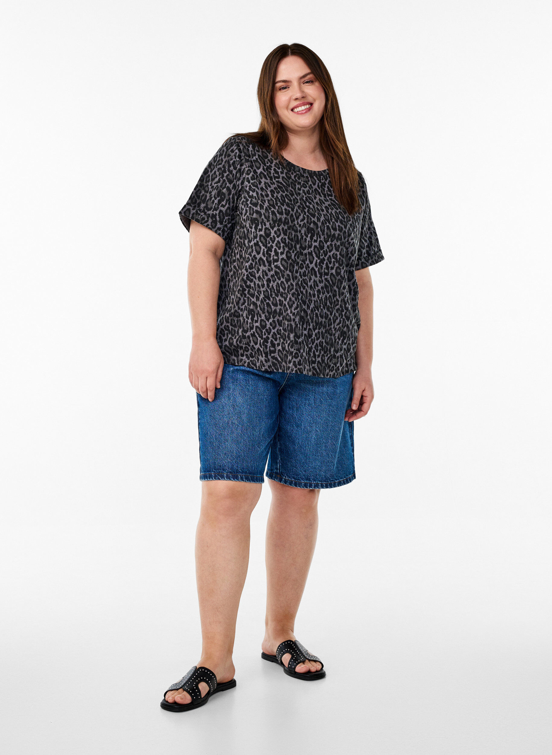 Zizzi T-Shirt mit Rundhalsausschnitt und Allover-Print, Grau, Model image number 1