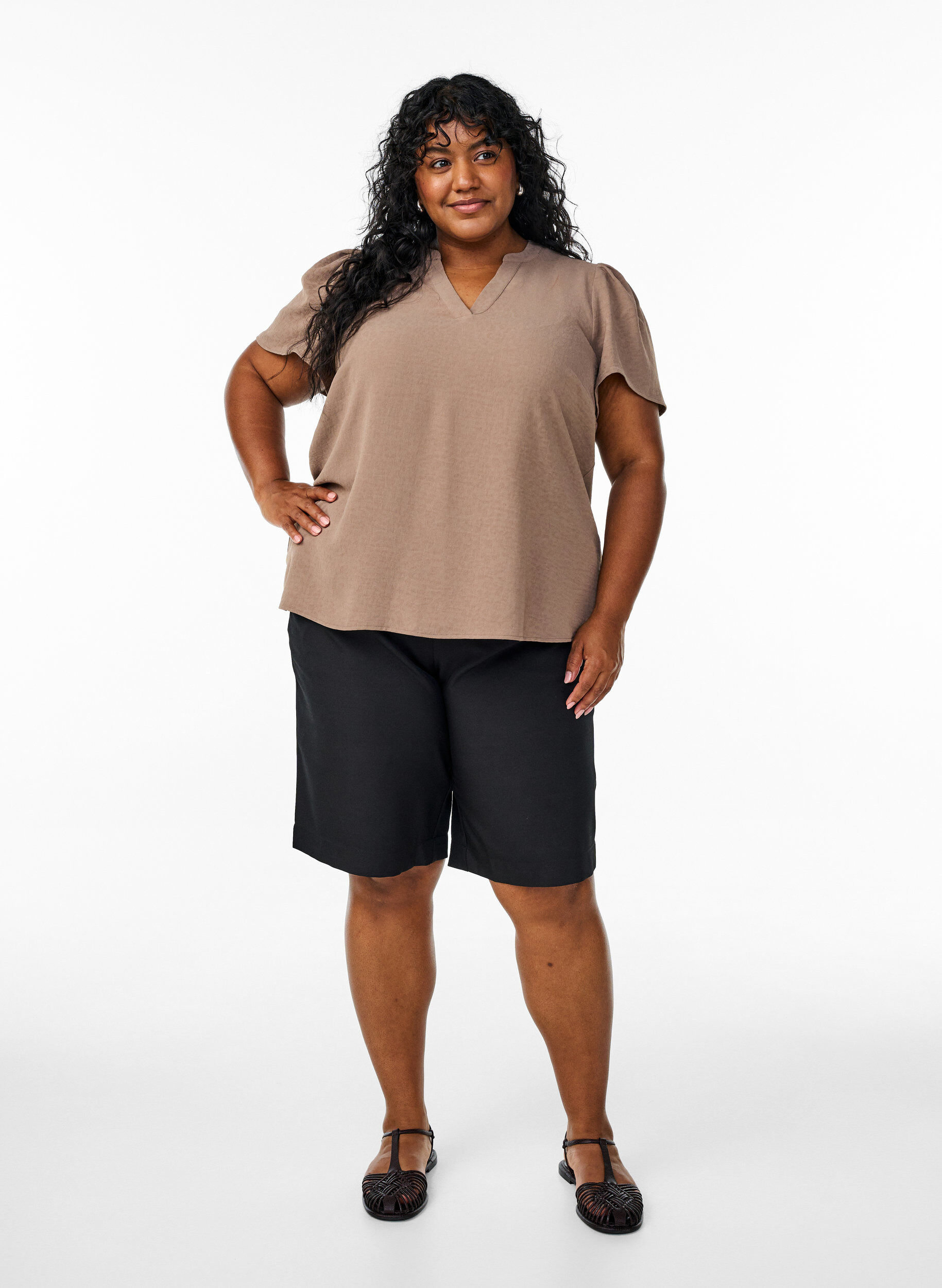 Zizzi Bluse mit kurzen R&uuml;schen&auml;rmeln und V-Ausschnitt, Braun, Model image number 1