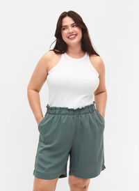 Lockere Shorts aus Viskose, Balsam Green, Model