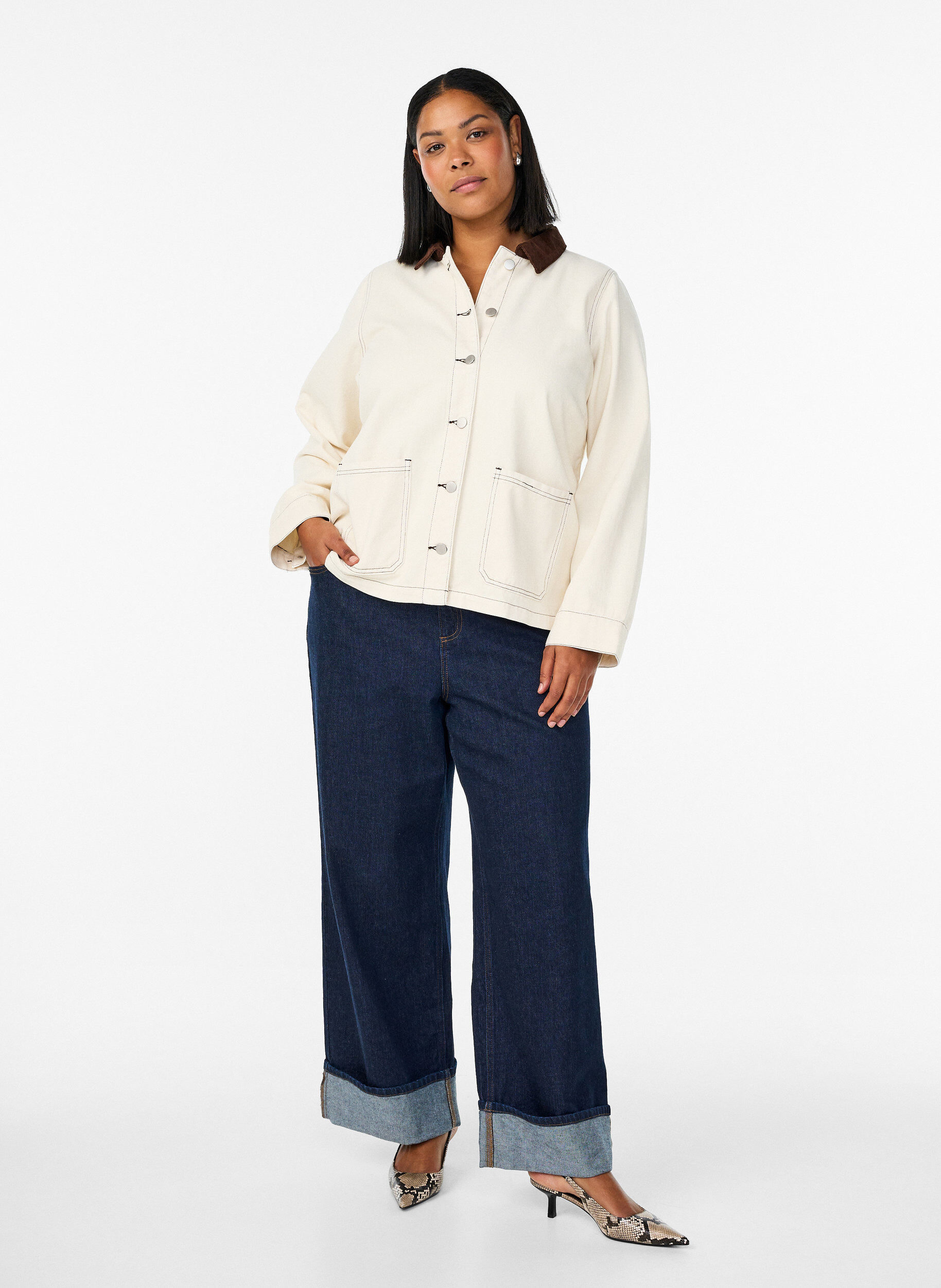 Zizzi Farbige Jeansjacke mit Kontrastkragen, Vanille, Model image number 1