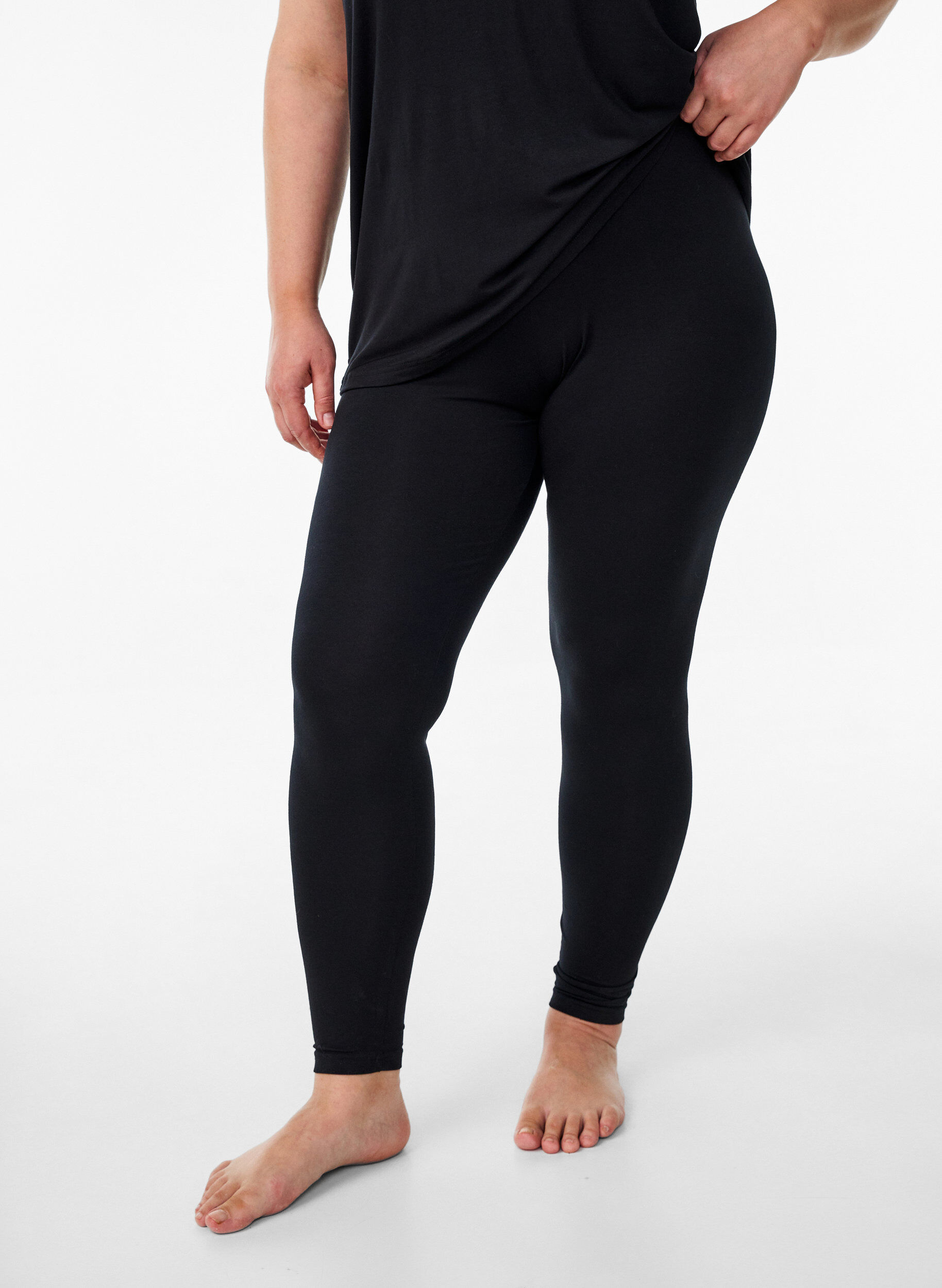 Zizzi Leggings aus Viskose in Kn&ouml;chell&auml;nge, Schwarz, Model image number 2