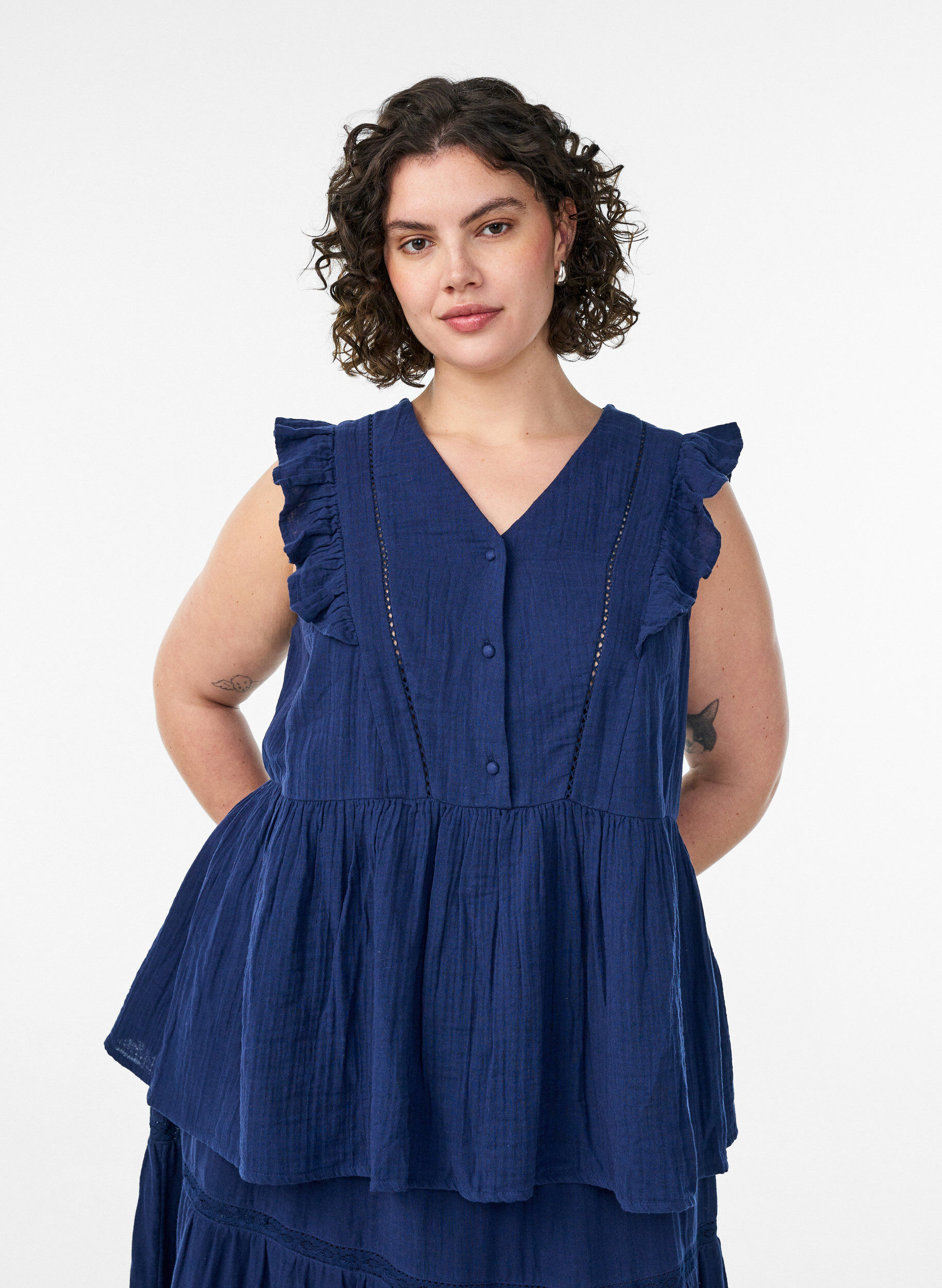&Auml;rmellose Bluse aus Baumwoll-Musselin mit R&uuml;schen, Blau, Model