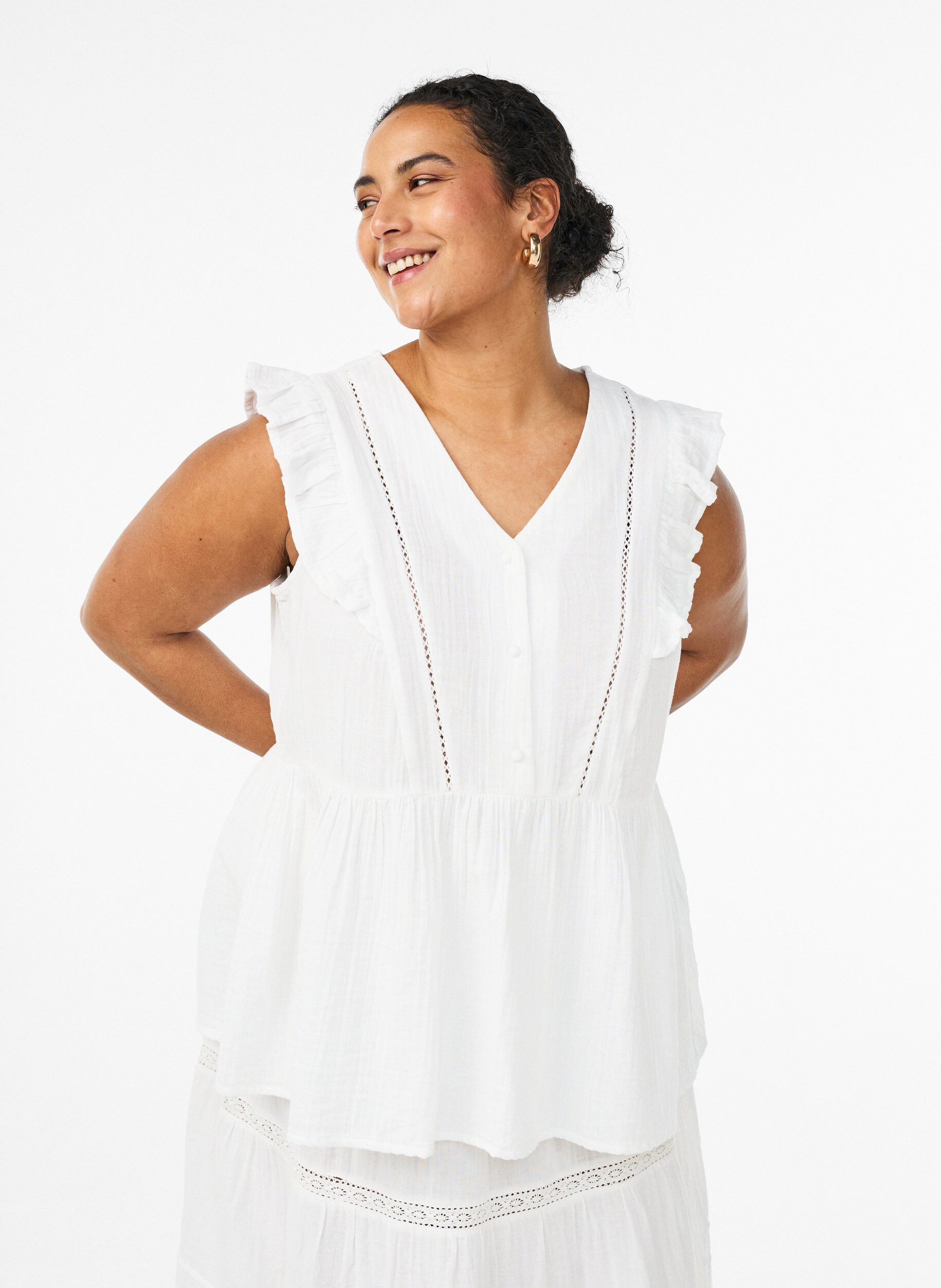 &Auml;rmellose Bluse aus Baumwoll-Musselin mit R&uuml;schen, Wei&szlig;, Model