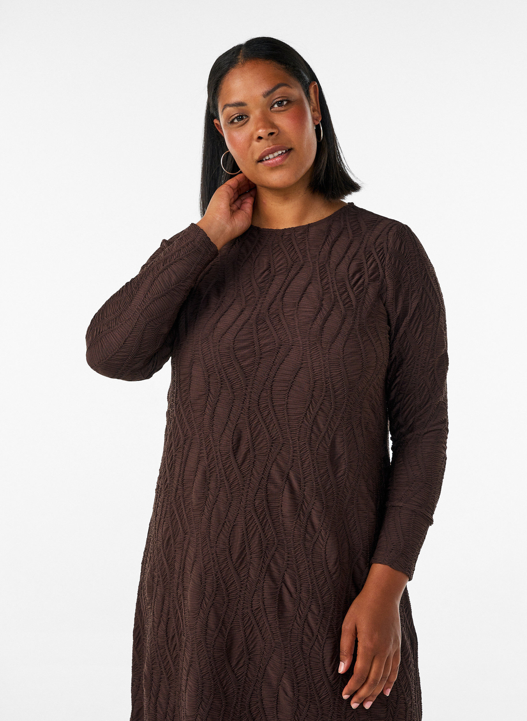 ZizziMidikleid mit gewellter Struktur und langen &Auml;rmeln, Braun, Model image number 2