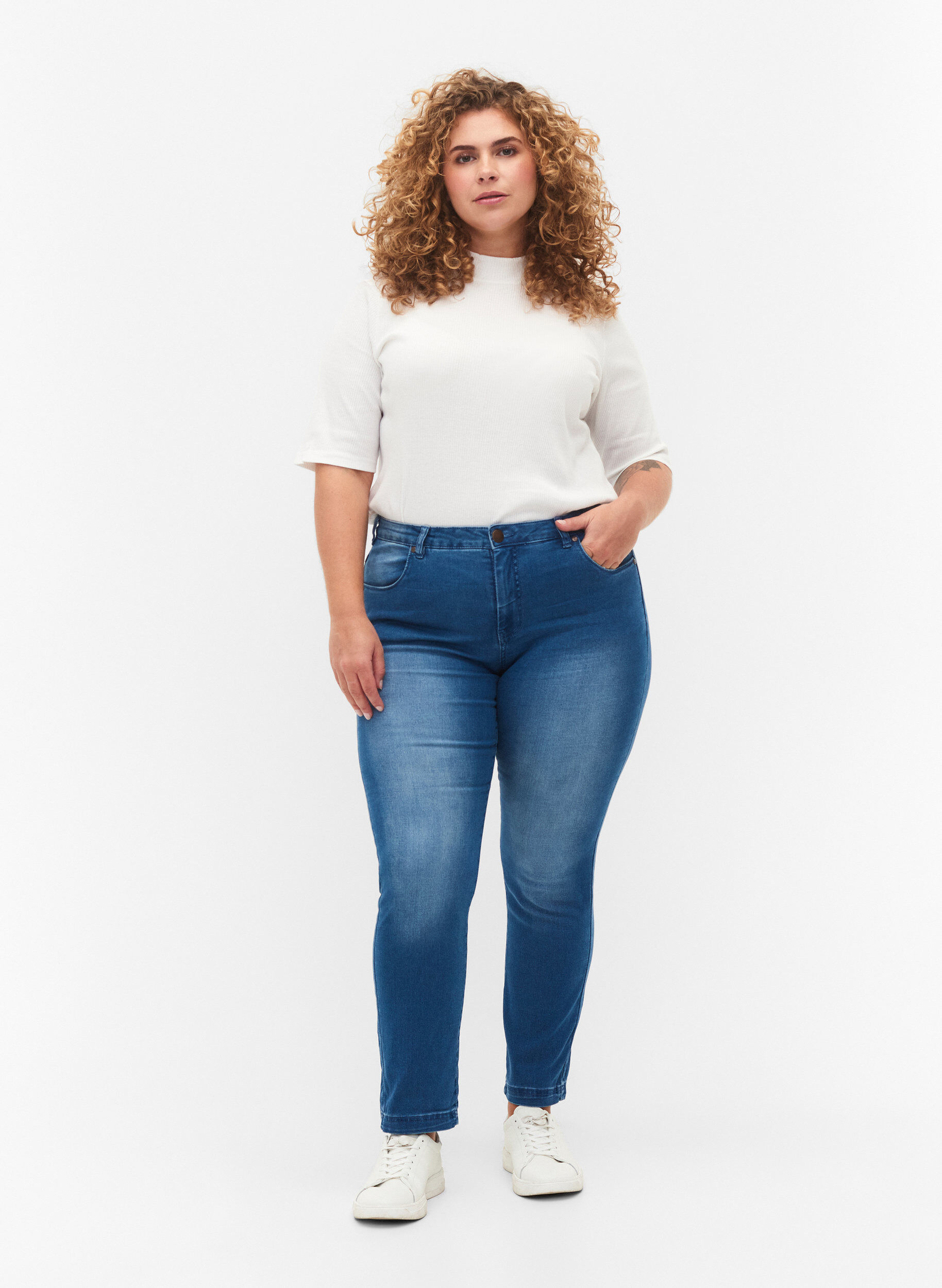 Slim Fit Emily Jeans mit normaler Taillenh&ouml;he, Blau, Model