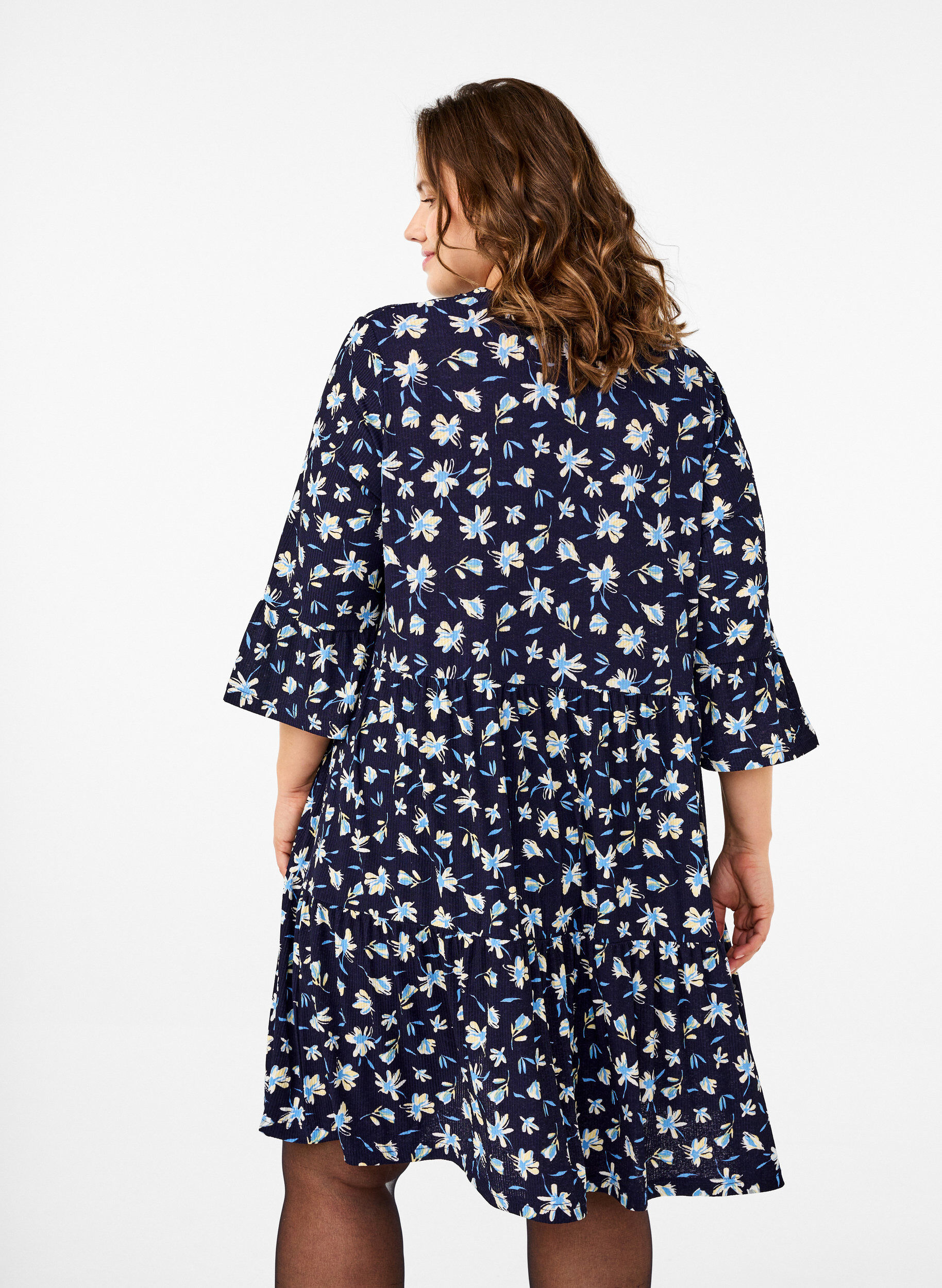 Zizzi Kurzes A-Linien-Kleid mit Bl&uuml;mchenmuster, Blau, Model image number 2