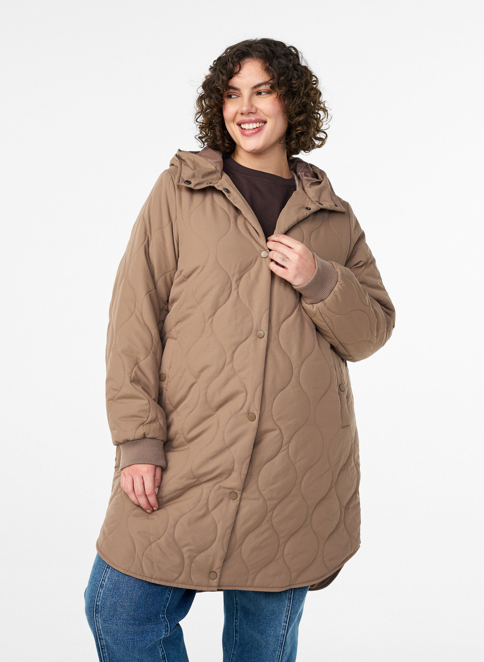 Mittellange Steppjacke mit Kapuze, Braun, Model