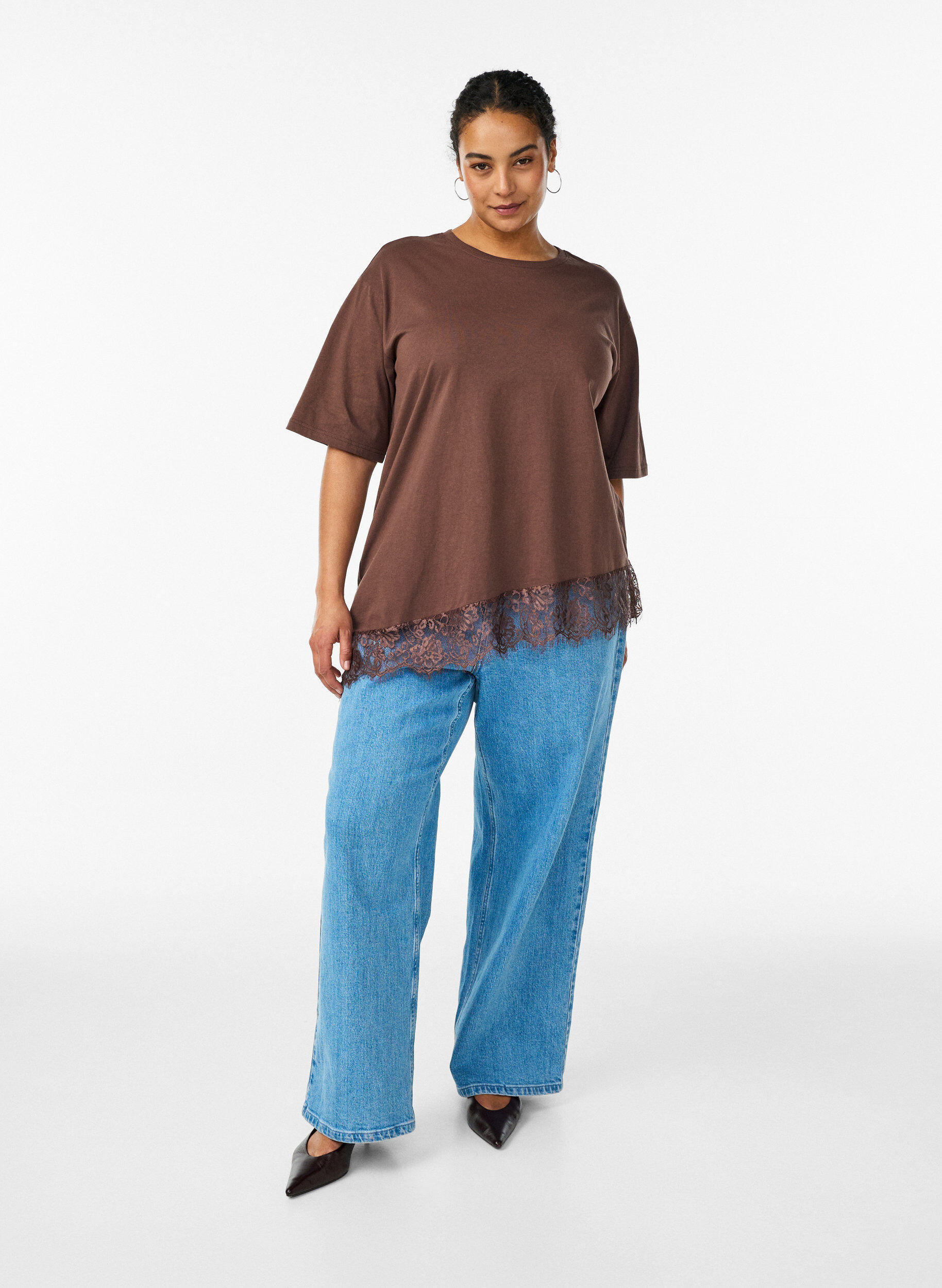 Zizzi T-Shirt mit asymmetrischem Spitzensaum, Braun, Model image number 1