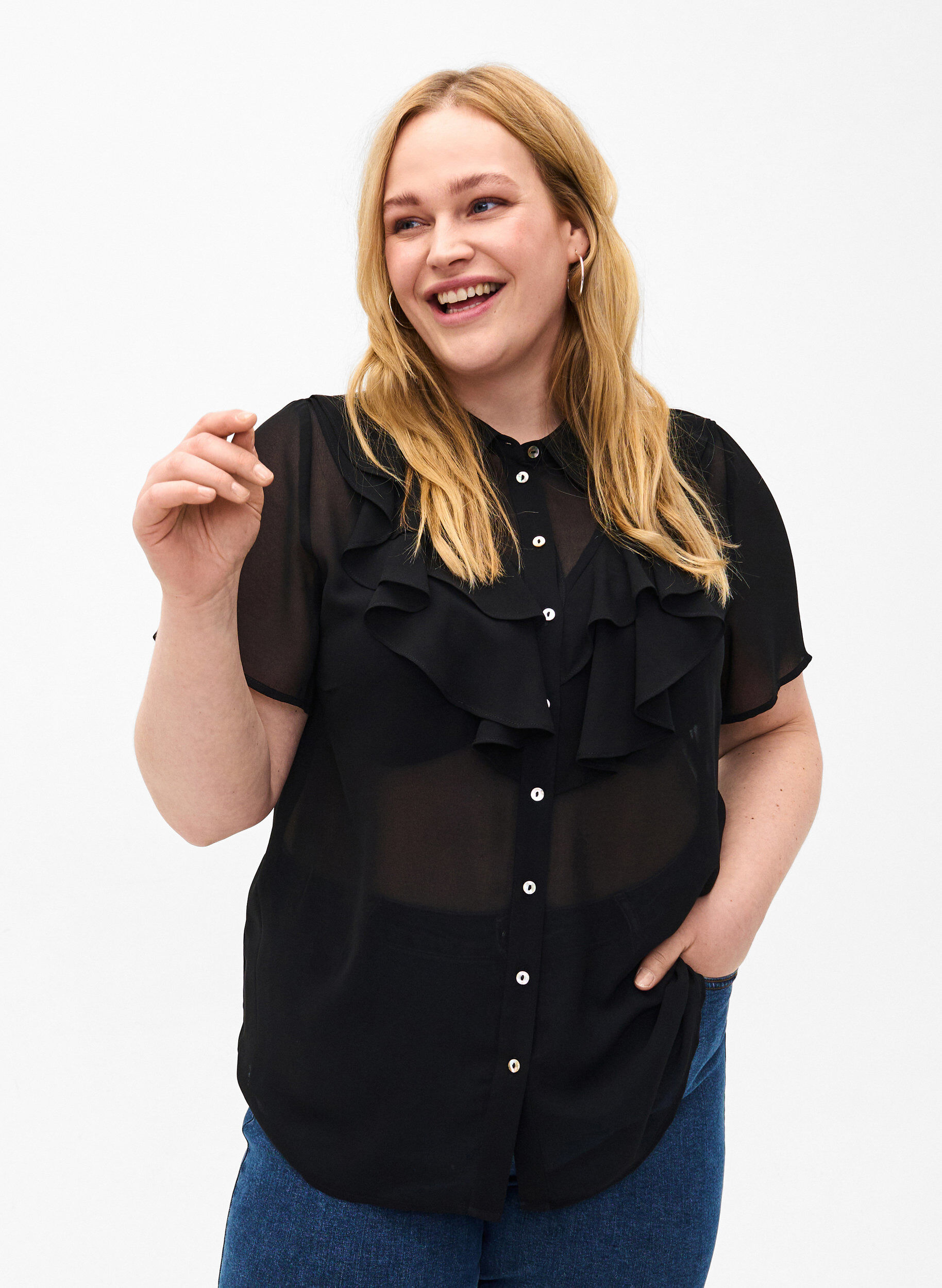 Zizzi Kurz&auml;rmelige Hemdbluse mit R&uuml;schen, Black, Model image number 0