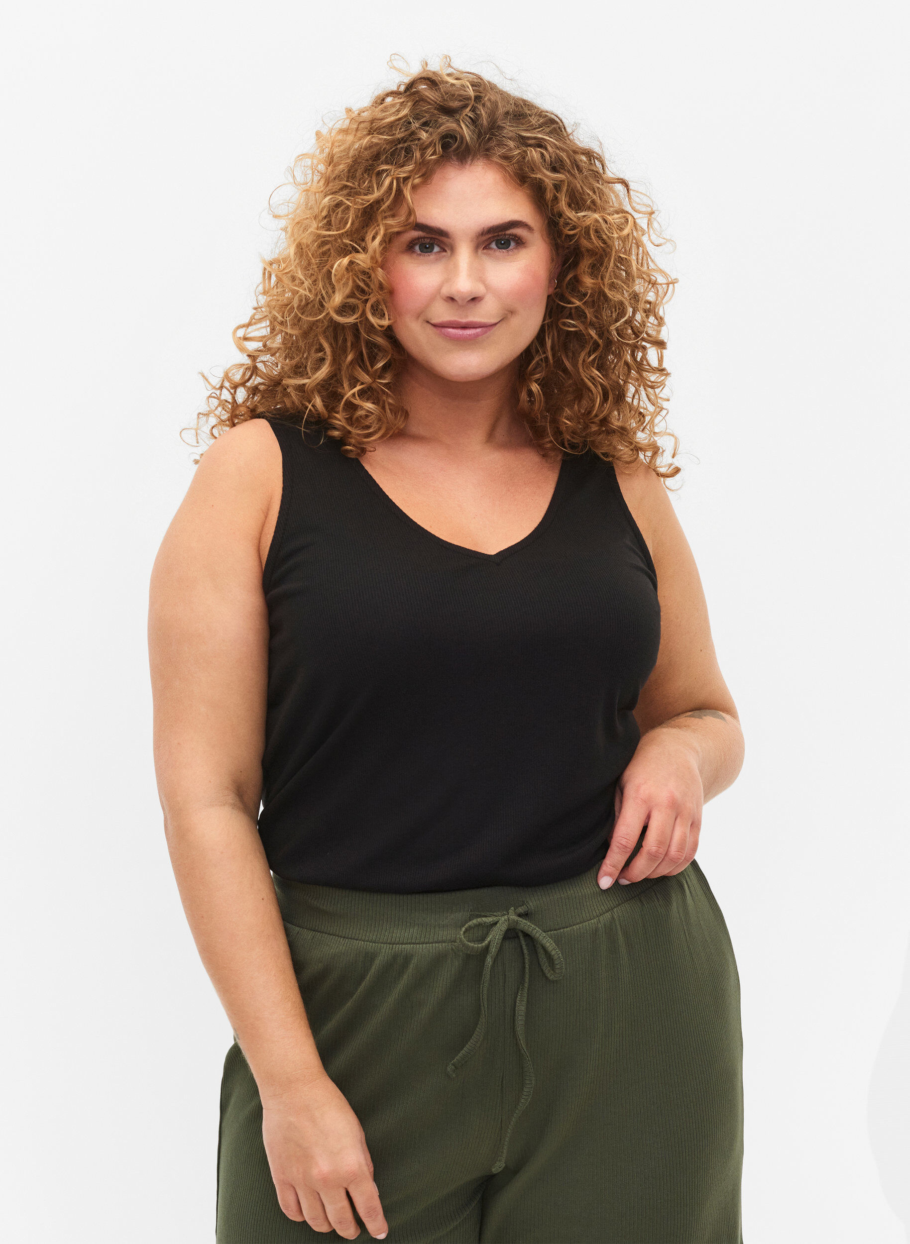 Zizzi Geripptes Basic Top mit V-Ausschnitt, Black, Model image number 0